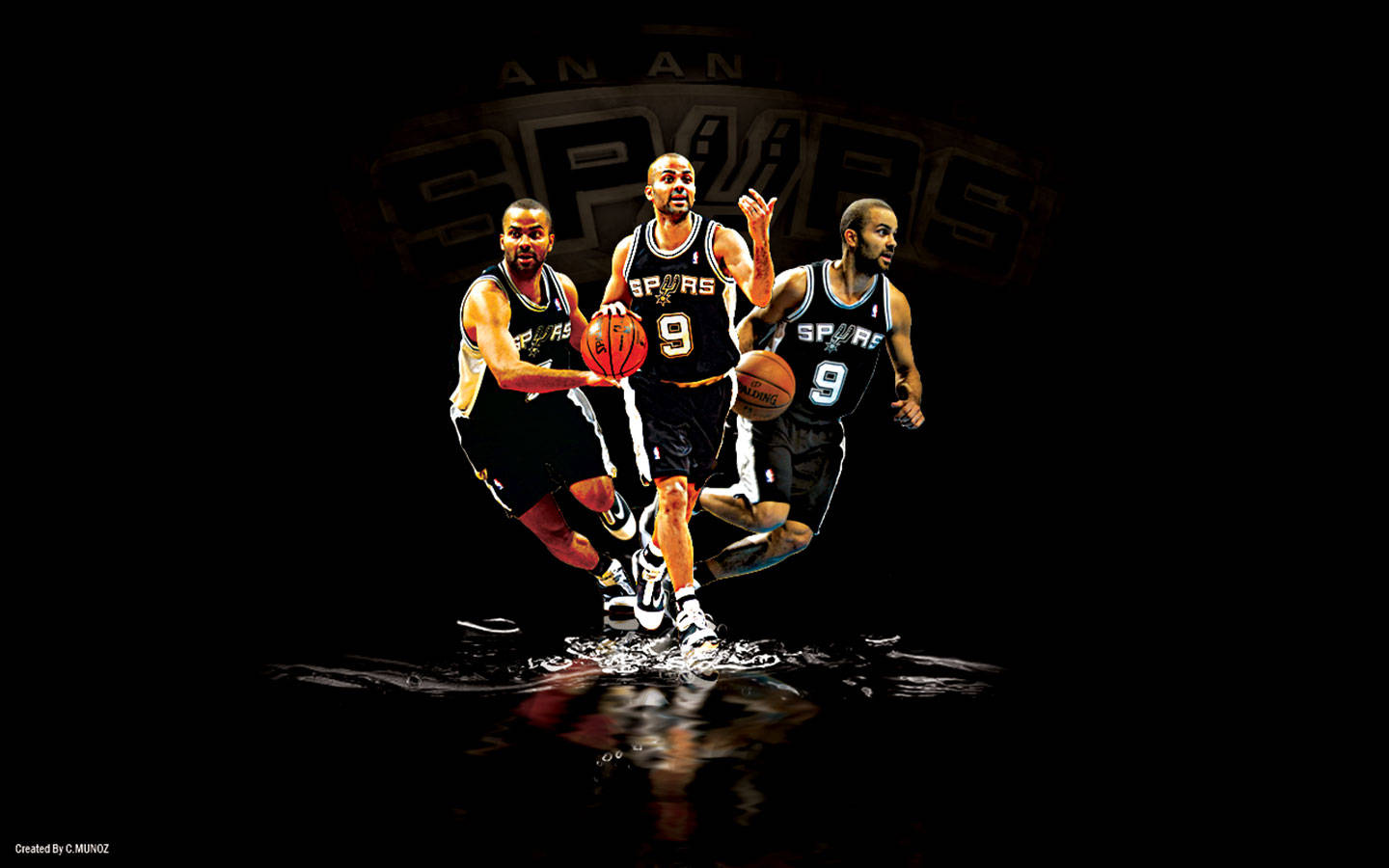 Tony Parker 桌布 壁紙 — 三名身穿馬刺球衣的籃球運動員在帶有球隊標誌的深色背景前，動感地擺出持球姿勢。
