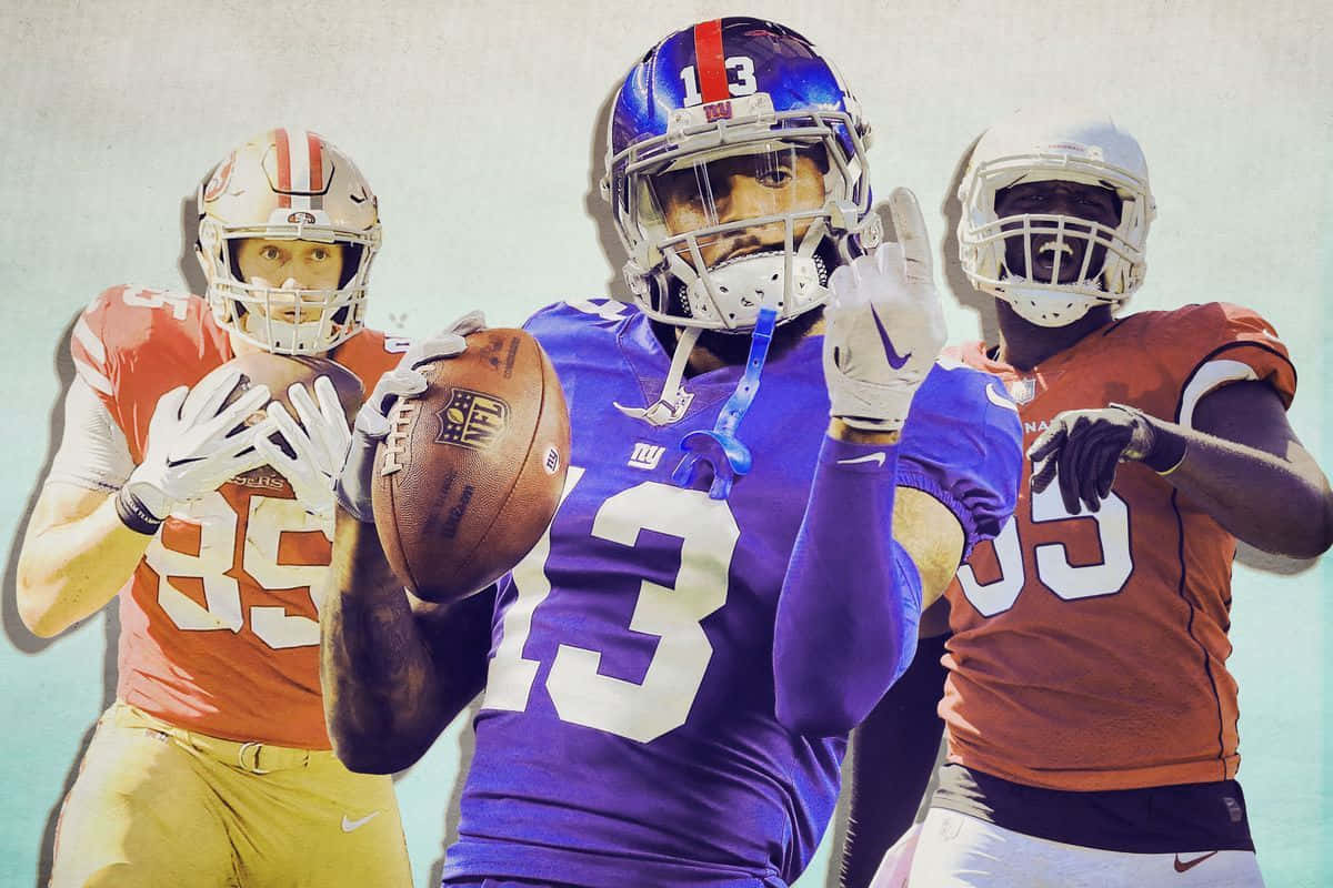 George Kittle 桌布 壁紙 — 三名身穿鮮豔球衣的足球員在帶有紋理的淺色背景前動態擺姿勢。