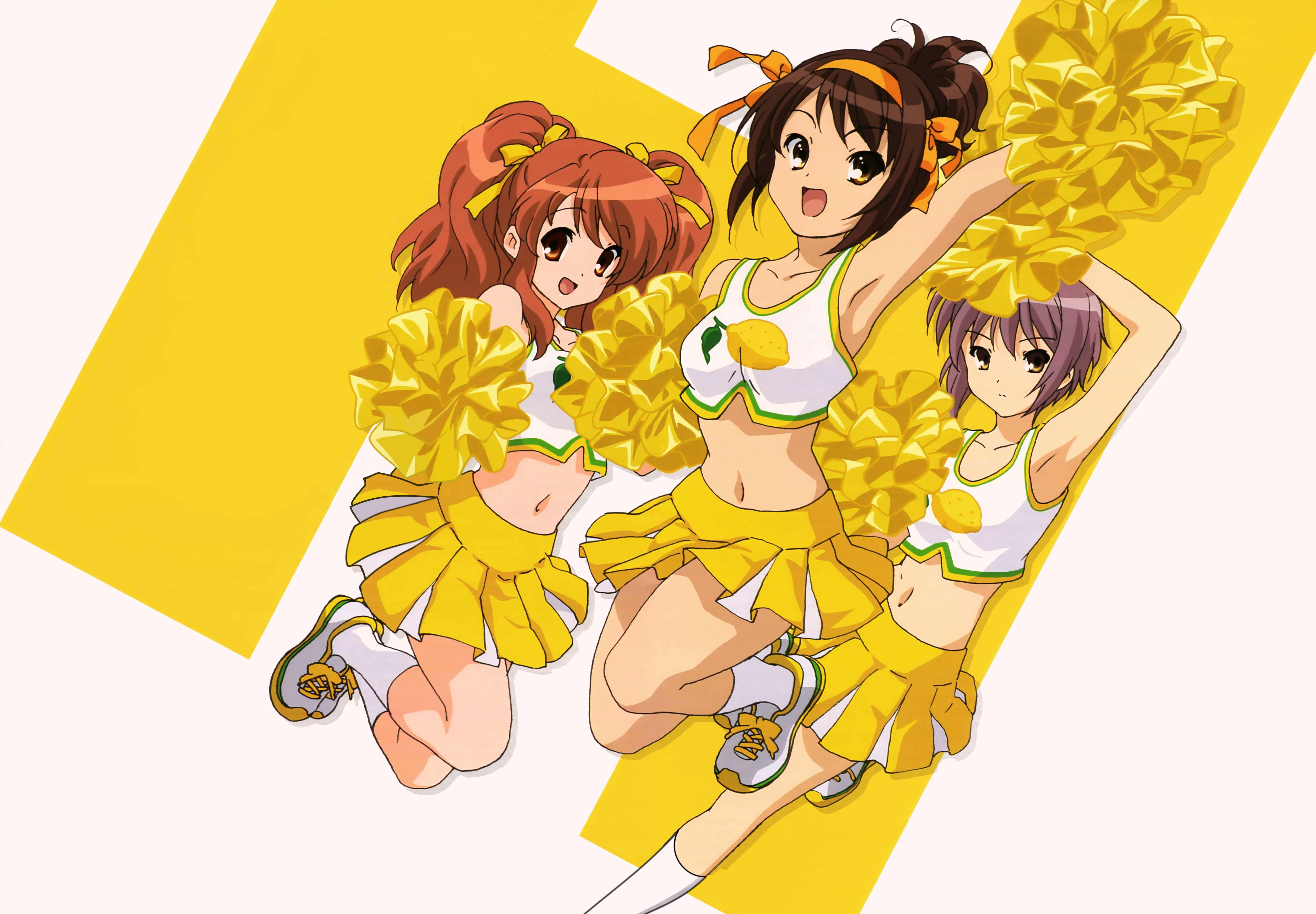 Cheer 桌布 壁紙 — 三名身穿黃白制服的角色扮演啦啦隊員在醒目的黃色斜線背景前動感擺姿勢。