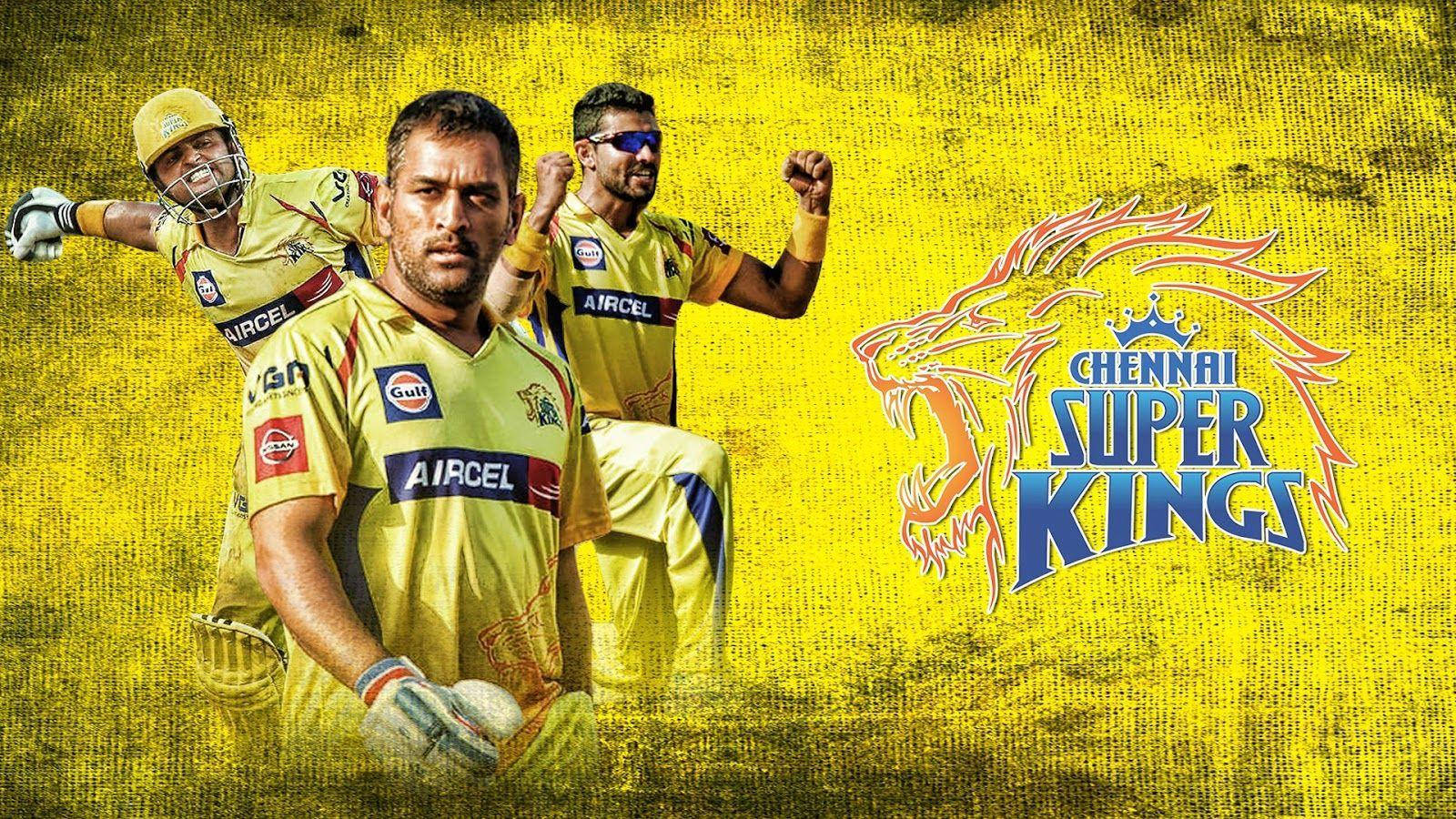 Csk 桌布 壁紙 — 三名身穿黃色球衣的 Chennai Super Kings 板球運動員在帶有球隊標誌的紋理黃色背景前動態擺姿勢。