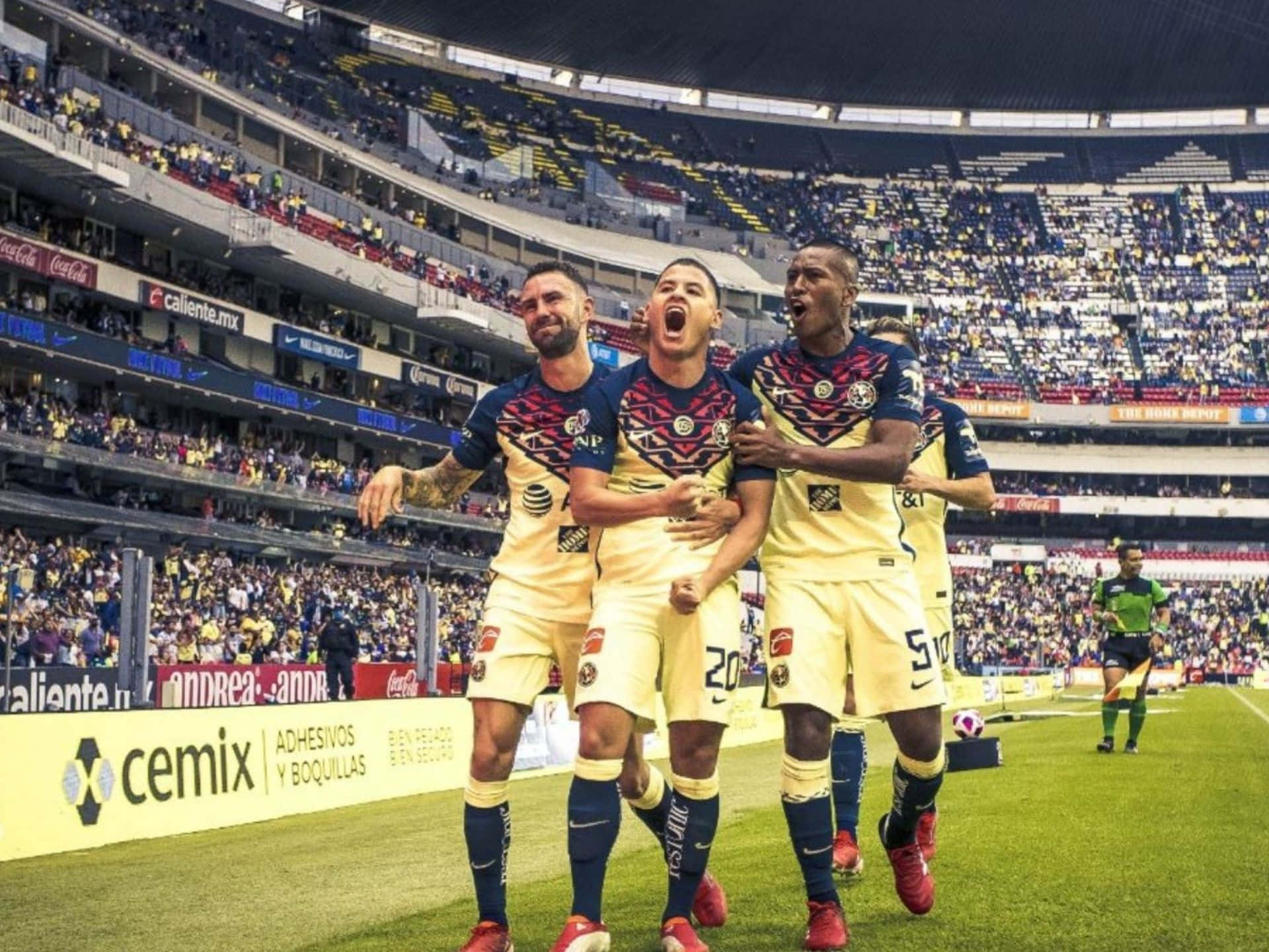 Club America 桌布 壁紙 — 三名身穿黃色球衣的足球運動員在擠滿觀眾的體育場內，在明亮的日光下高舉雙臂慶祝進球。