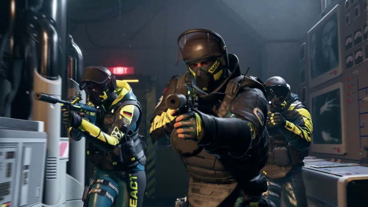 Rainbow Six Siege Rook 桌布 壁紙 — 三名身穿黑色和黃色裝備的戰術士兵在光線昏暗的工業控制室中瞄準武器，周圍有發光的顯示器。
