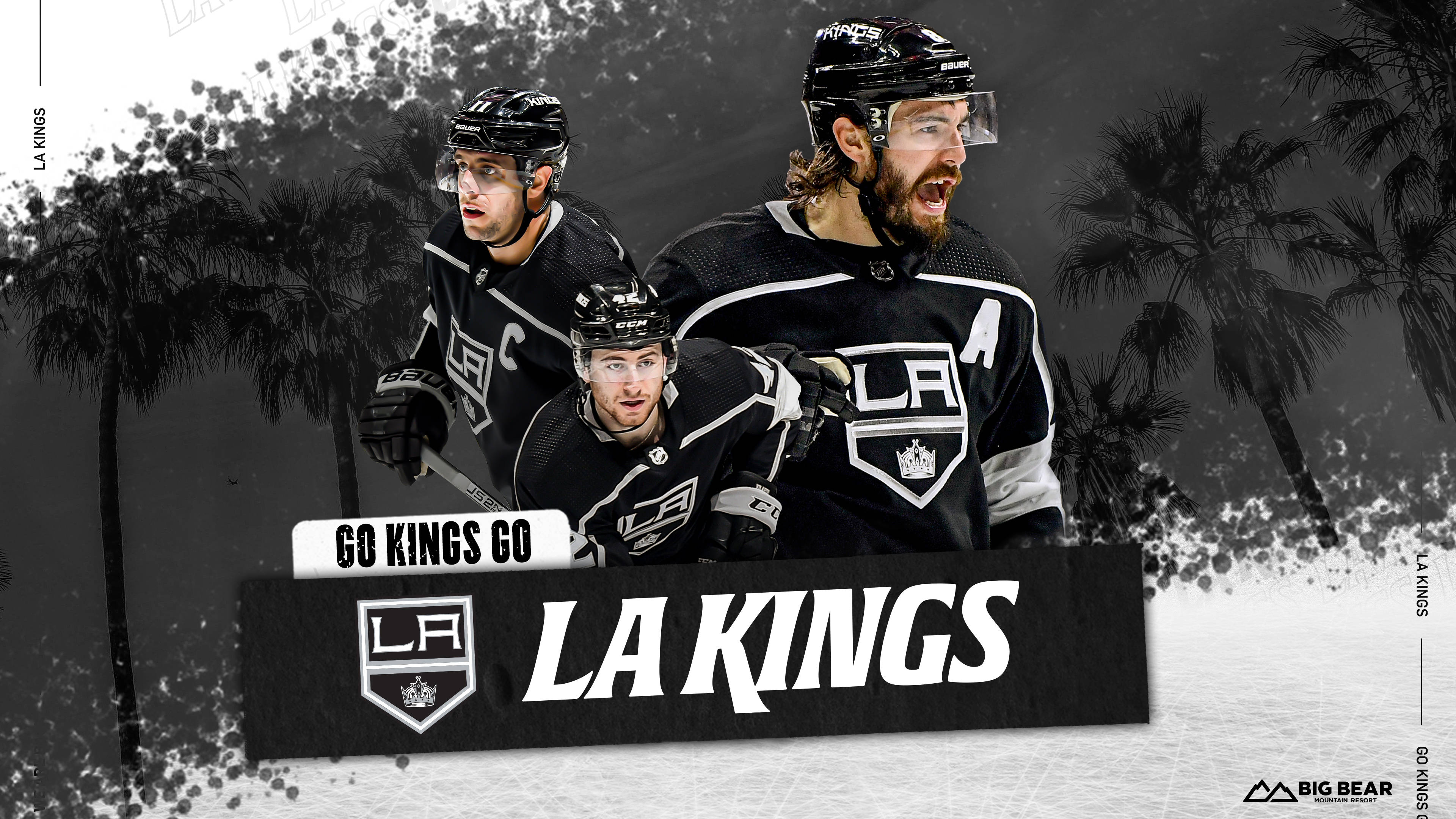 Los Angeles Kings 桌布 壁紙 — 三名身穿黑色球衣的洛杉磯國王隊冰球運動員在 gritty 黑白棕櫚樹背景下，高舉 'GO KINGS GO' 橫幅，發出勝利的咆哮。