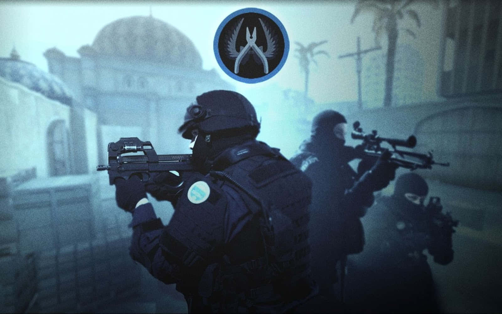Best Counter-strike Global Offensive 桌布 壁紙 — 三名身穿黑色裝備的武裝戰術人員在霧氣瀰漫的城市小巷中前進，背景有圓頂建築和棕櫚樹。