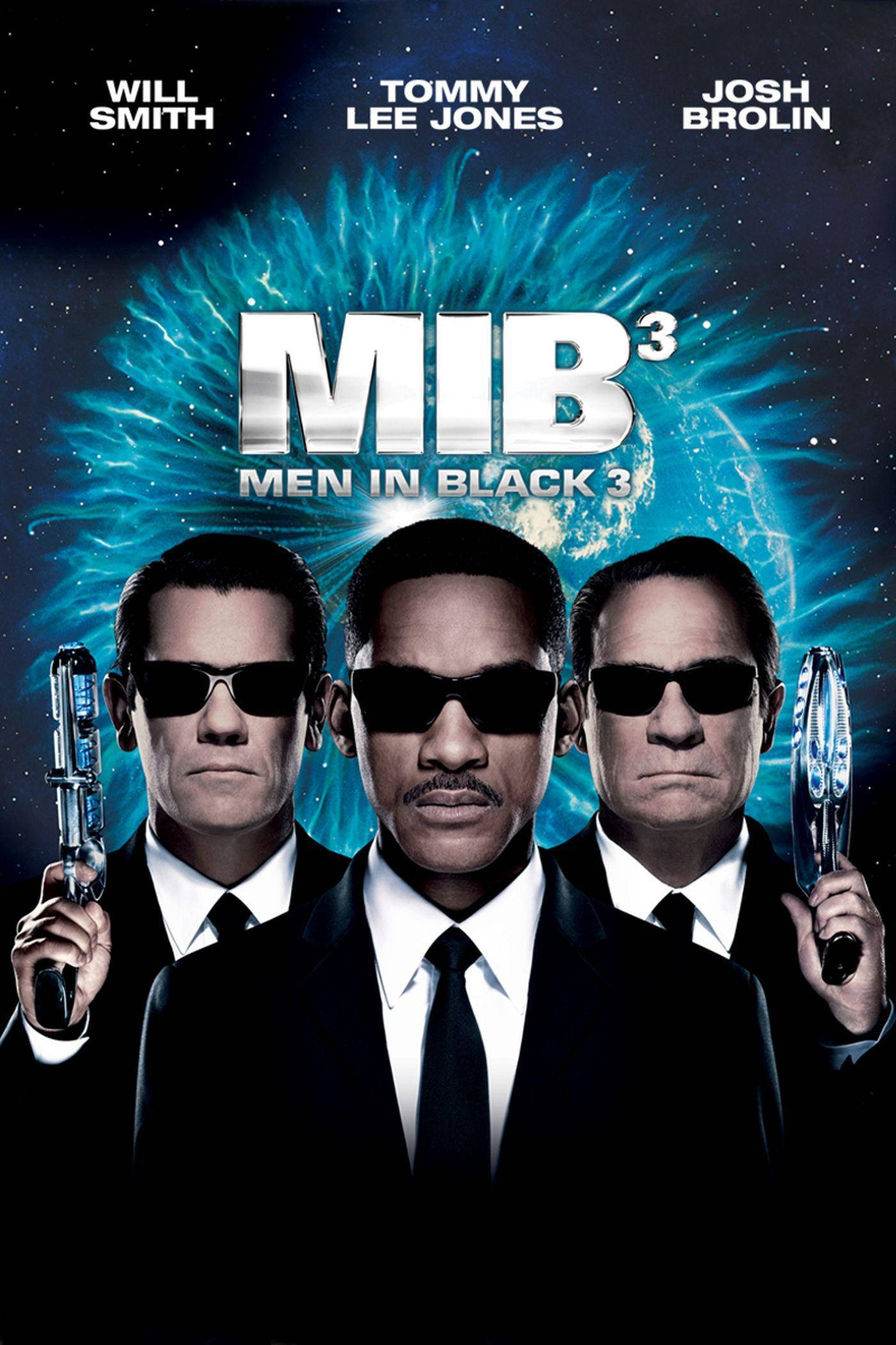 Men In Black 桌布 壁紙 — 三名身穿黑色西裝和太陽眼鏡的男子，在宇宙藍色能量爆發背景下手持未來感槍械。