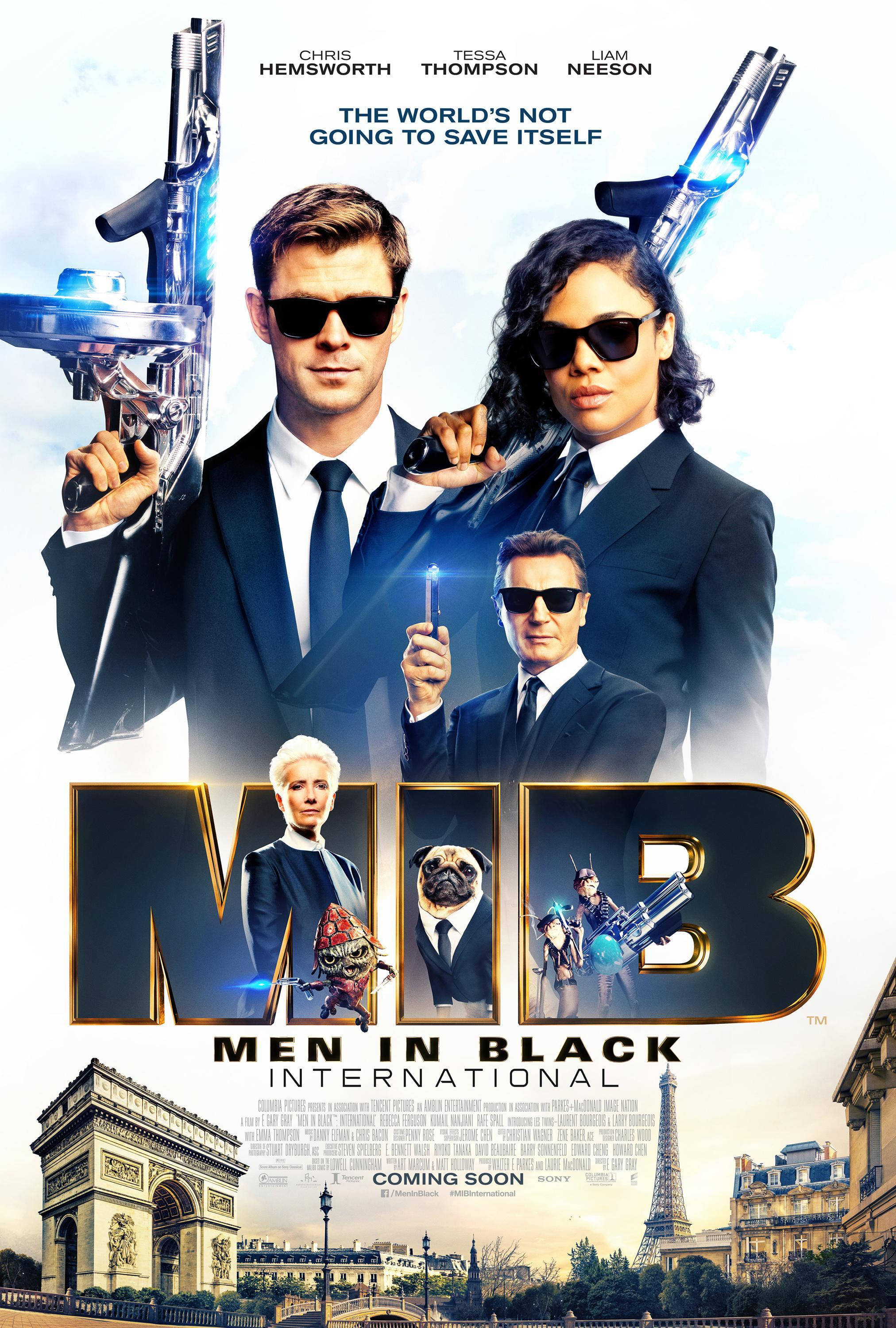 Men In Black 桌布 壁紙 — 三名身穿黑色西裝的特工，以巴黎天際線及標誌性地標為背景，手持未來感武器。
