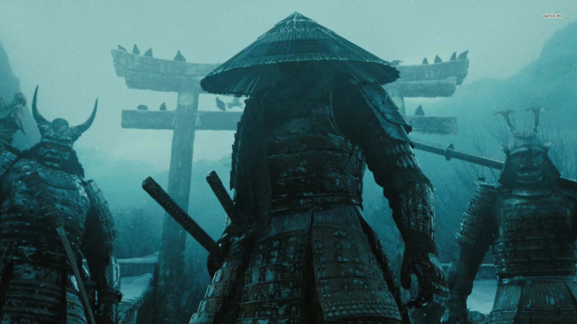 武士動畫 桌布 壁紙 — 三名身穿黑色鎧甲的武士，在陰沉天空下，莊嚴地站在霧氣瀰漫的鳥居前。