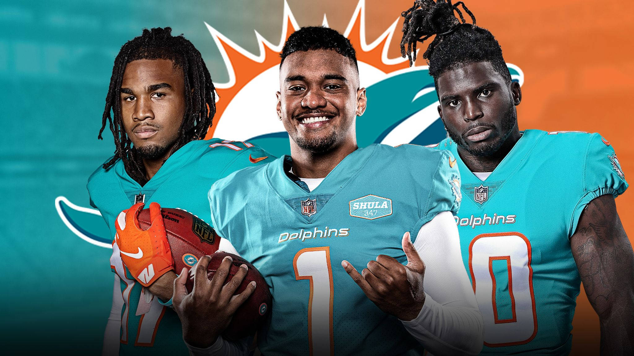 NFL 桌布 壁紙 — 三名邁阿密海豚隊美式足球員身穿藍綠色球衣，在鮮豔的球隊標誌背景前自信地擺姿勢。