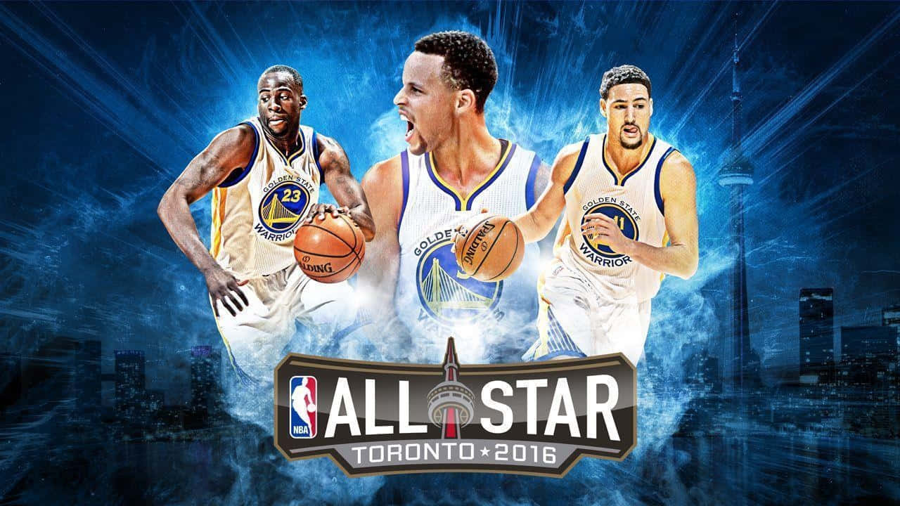 NBA 桌布 壁紙 — 三名金州勇士籃球運動員以動作姿勢，襯托發光藍色城市景觀背景，並帶有 'All Star Toronto 2016' 標誌。