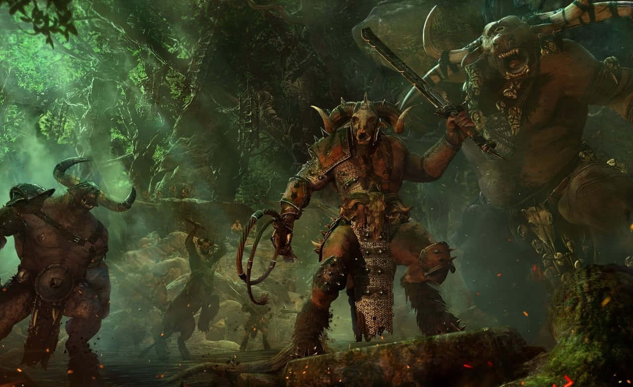 Total War Warhammer 2 桌布 壁紙 — 三名長角惡魔戰士身穿暗色盔甲，在迷霧籠罩的綠色森林中戰鬥，發光的餘燼飛舞。