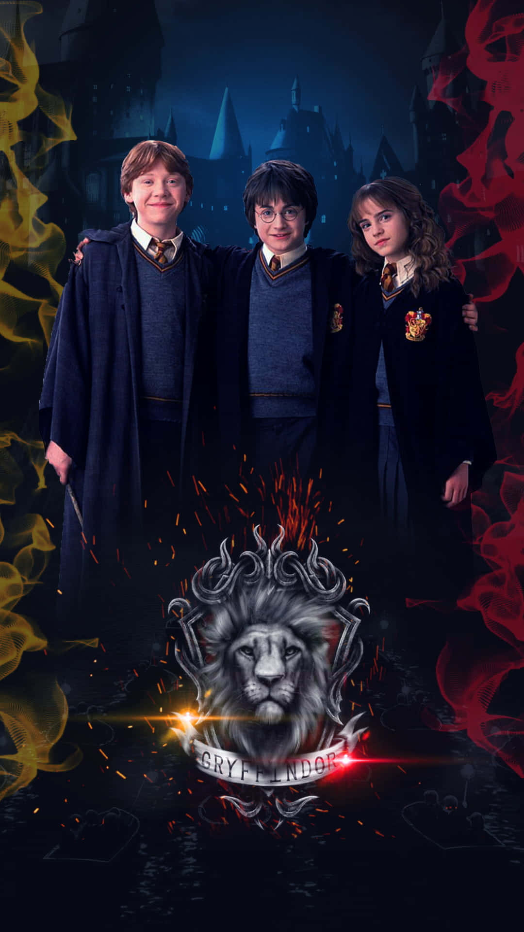 Ron Weasley 桌布 壁紙 — 三名霍格華茲學生站在一起，葛萊芬多獅子徽章在他們腳下發光，背景是黑暗的城堡。
