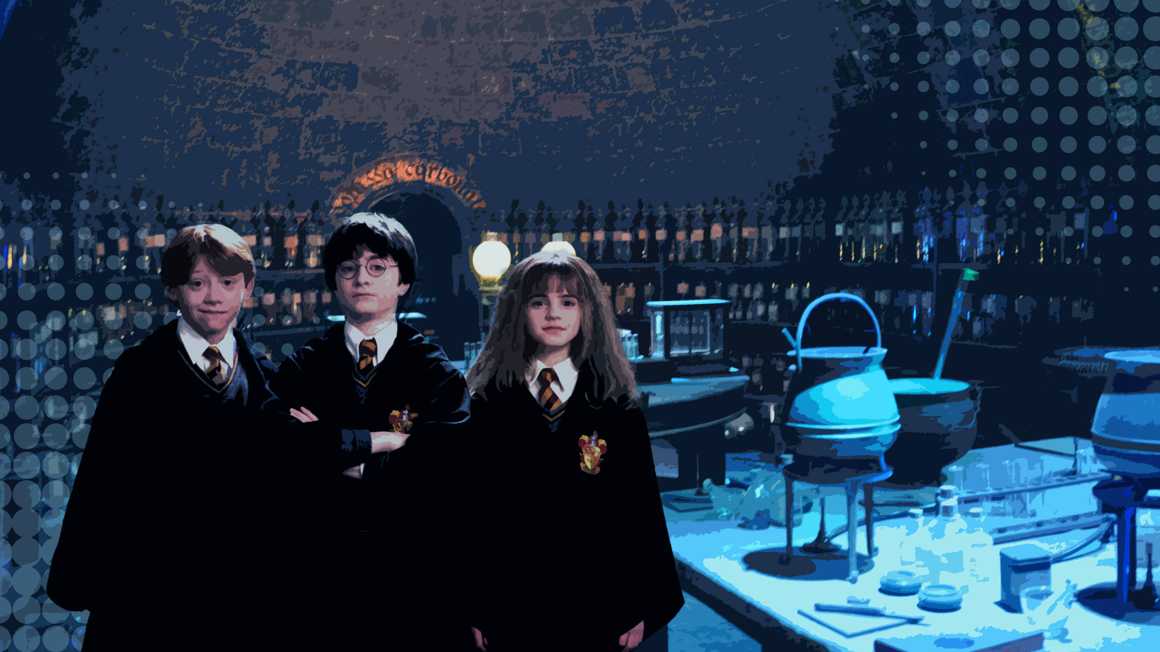 Hogwarts Aesthetic 桌布 壁紙 — 三名霍格華茲學生自信地站在光線昏暗的魔藥學教室裡，教室裡充滿了冒泡的坩堝和裝滿瓶子的架子。