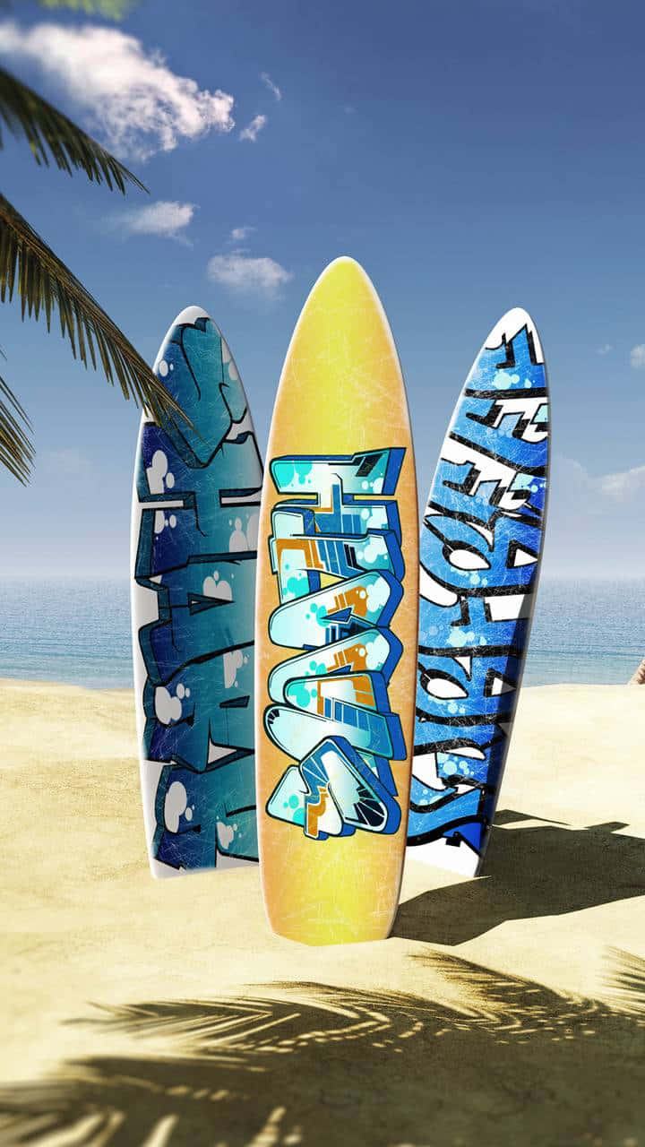 surfing 桌布 壁紙 — 三塊充滿活力的塗鴉風格衝浪板豎立在陽光明媚的沙灘上，天空湛藍，棕櫚葉投下陰影。