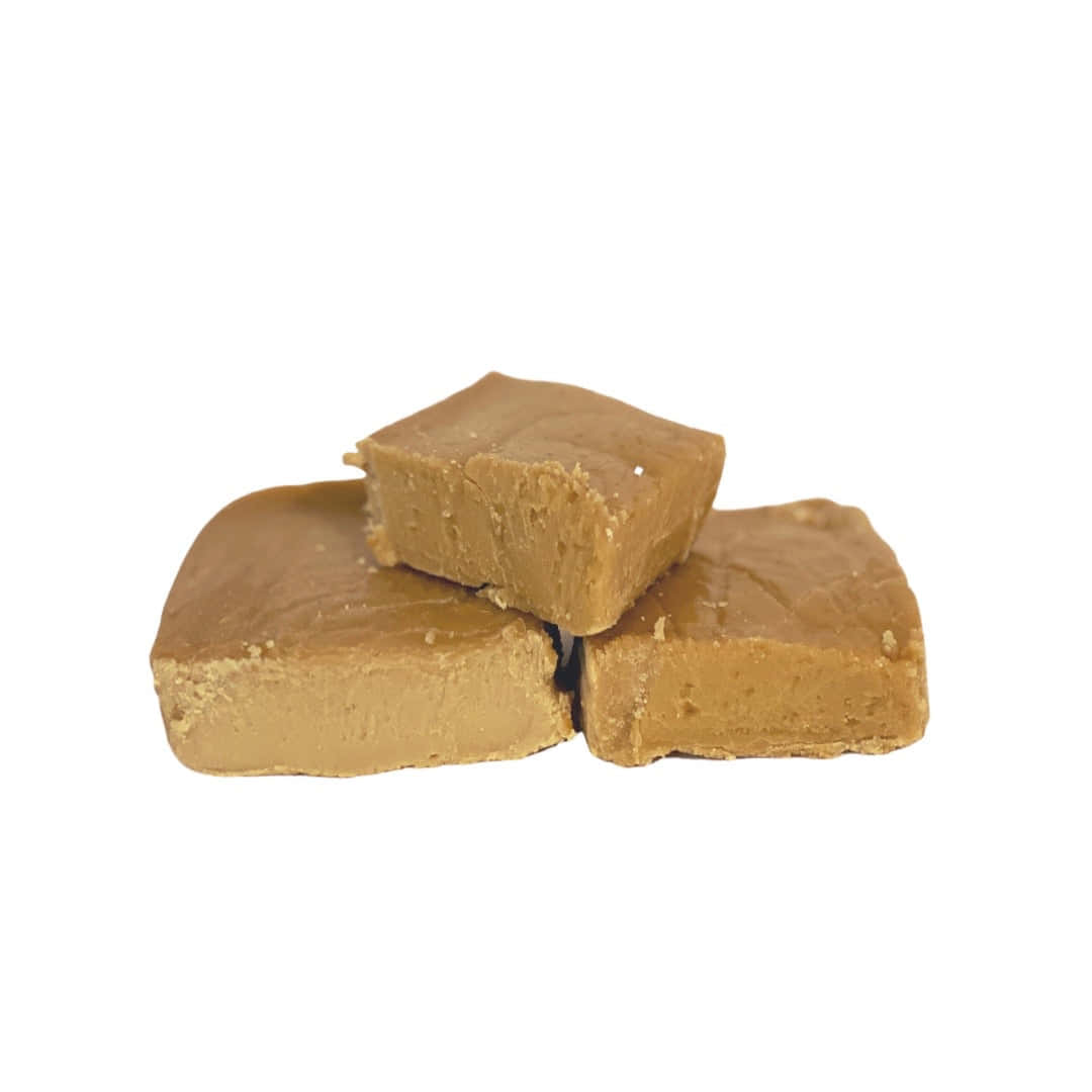 Penuche Fudge 桌布 壁紙 — 三塊光滑的焦糖色軟糖方塊疊在乾淨的白色背景上。
