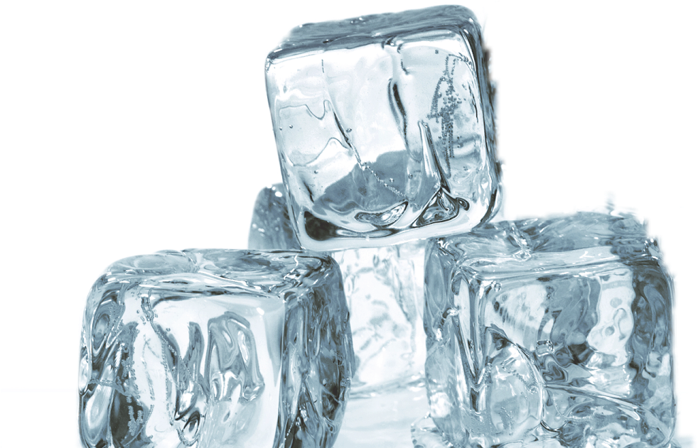 Ice Cubes 桌布 壁紙 — 三塊半透明的冰塊，邊緣鋒利，內部有氣泡，放置在純黑色背景上。