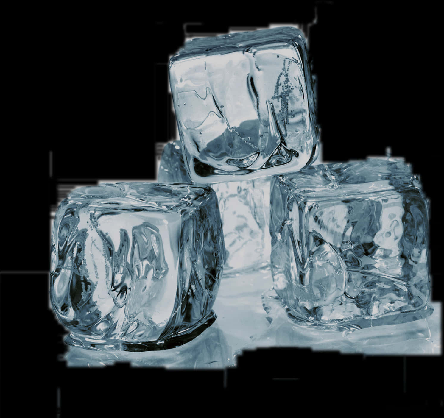 Ice Cubes 桌布 壁紙 — 三塊半透明藍色冰塊堆疊在黑色背景的反射表面上。