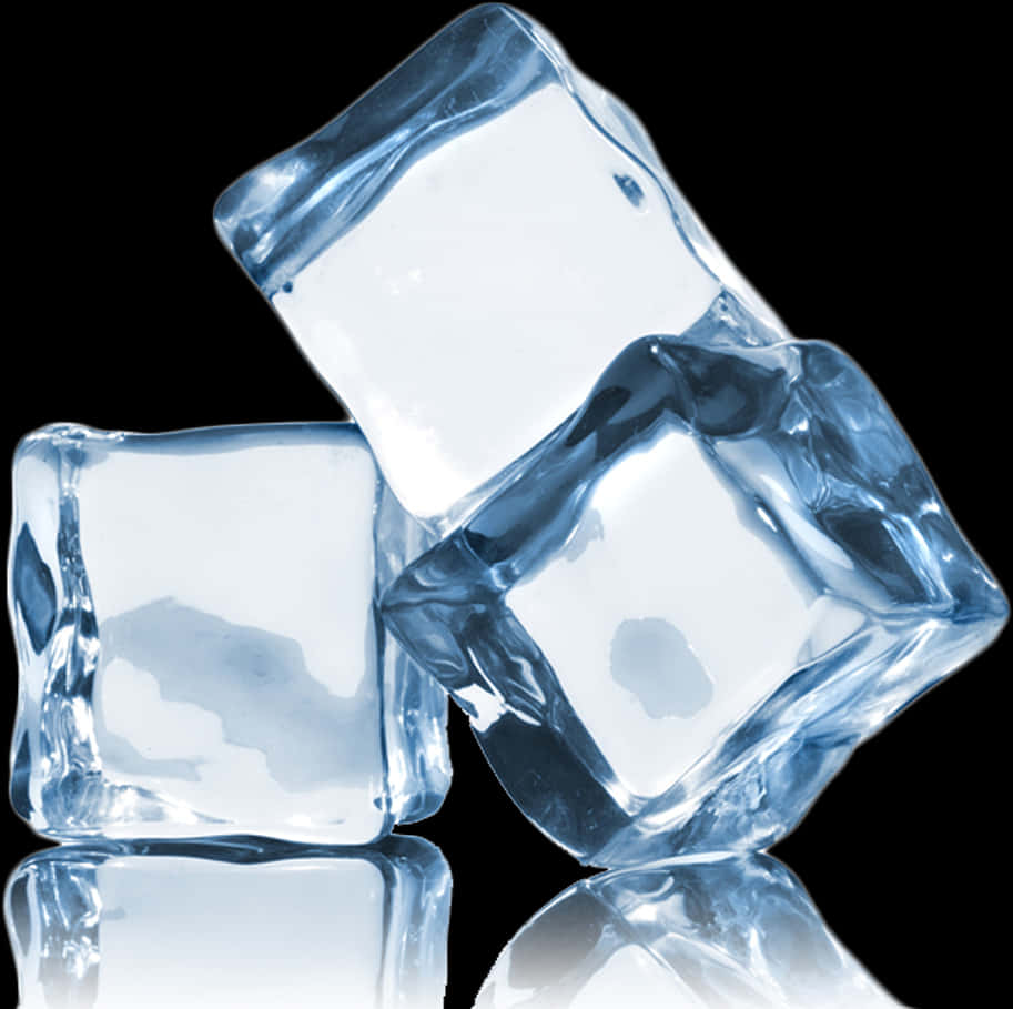 Ice Cubes 桌布 壁紙 — 三塊半透明藍色冰塊放在反光表面上，襯托著純黑背景。