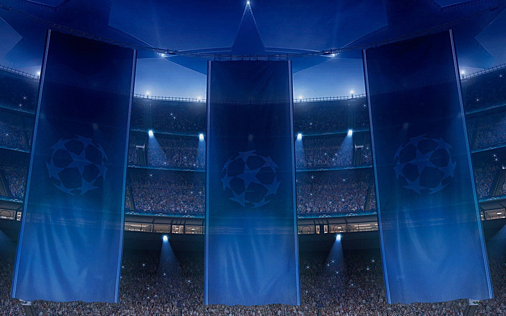 Champions League 桌布 壁紙 — 三塊帶有UEFA Champions League標誌的巨大藍色橫幅掛在一個擠滿觀眾的體育場內，在戲劇性的聚光燈下。