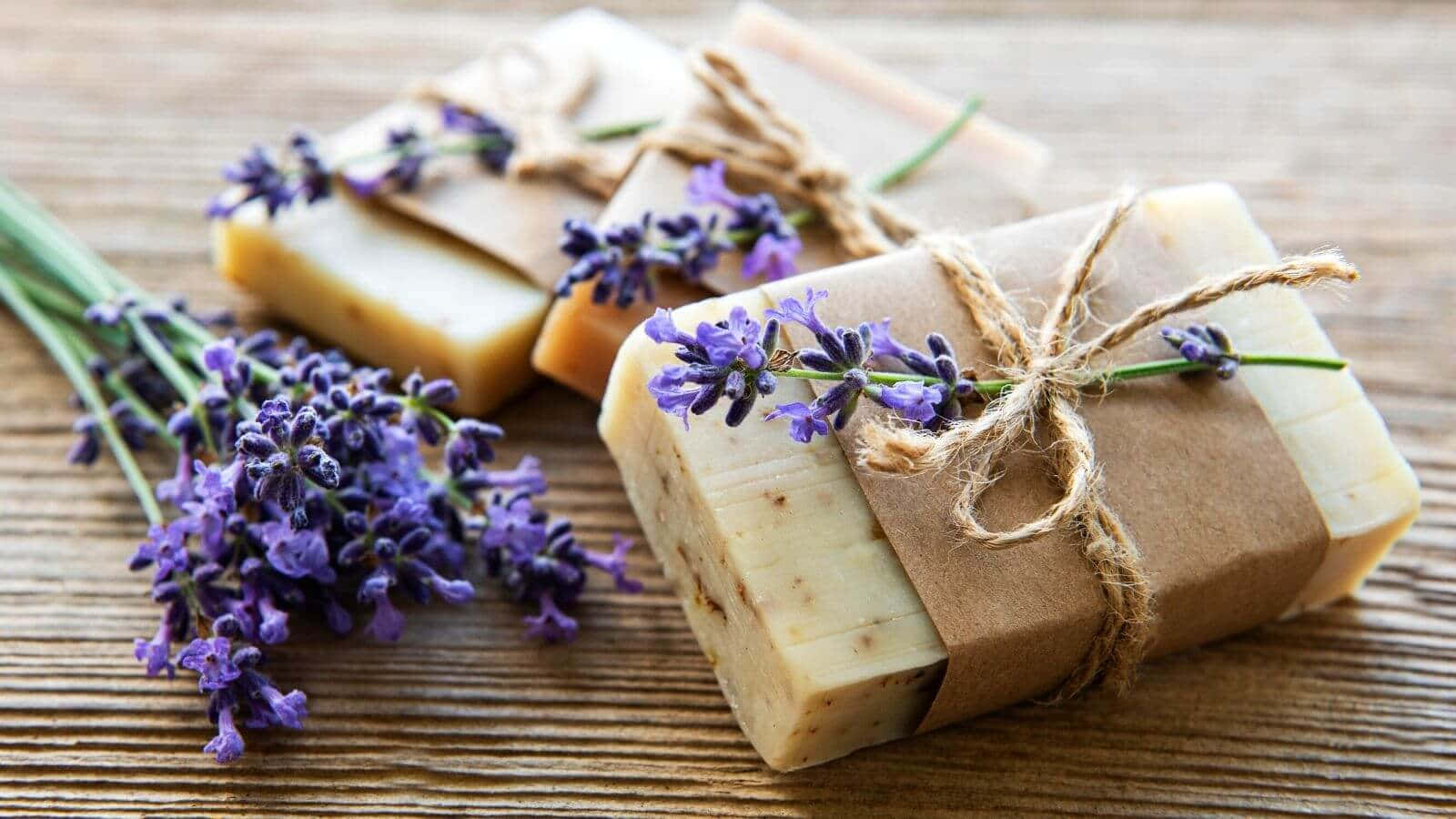 Flowers 桌布 壁紙 — 三塊鄉村風格肥皂用牛皮紙和麻繩包裹，搭配新鮮薰衣草枝，放置在經風化的木質表面上。