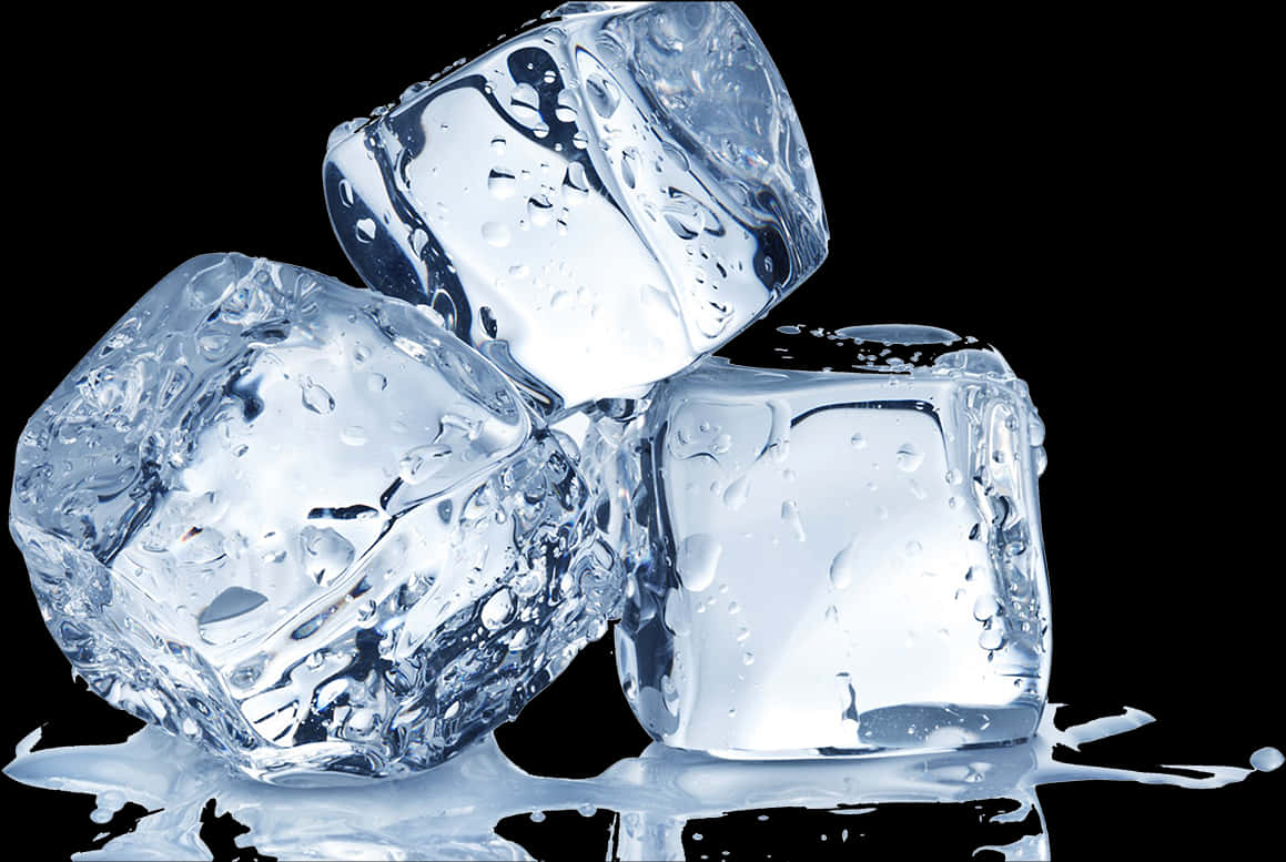 Ice Cubes 桌布 壁紙 — 三塊閃閃發光的冰塊，帶有融化的水滴，放置在反光表面上，背景為純黑色。