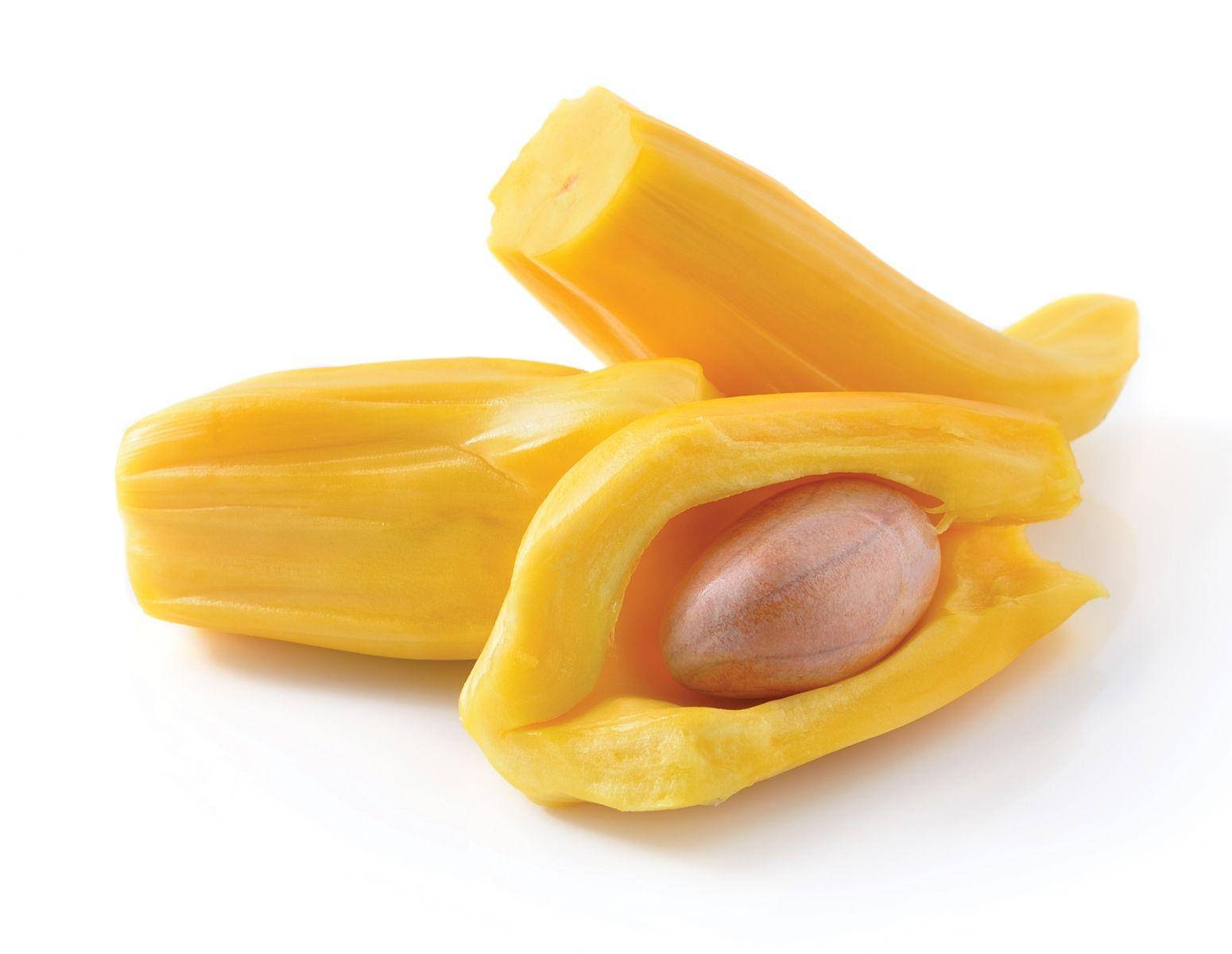Jackfruit 桌布 壁紙 — 三塊鮮黃色的波羅蜜，其中一塊露出光滑的棕色種子，背景是純白色。