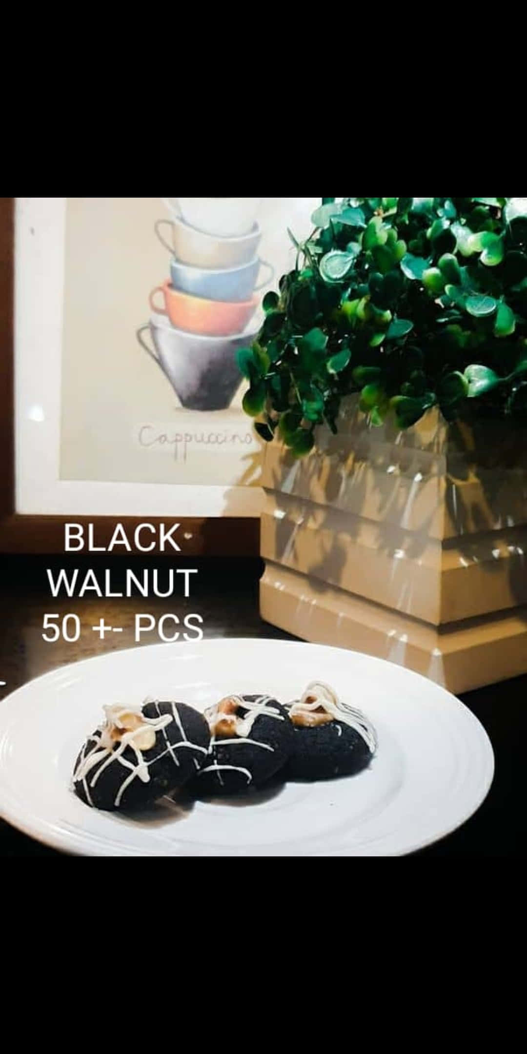Pixel 3 Desserts 桌布 壁紙 — 三塊黑核桃餅乾淋上白色糖霜，放在白色盤子上，旁邊有綠色植物和裱框咖啡藝術。