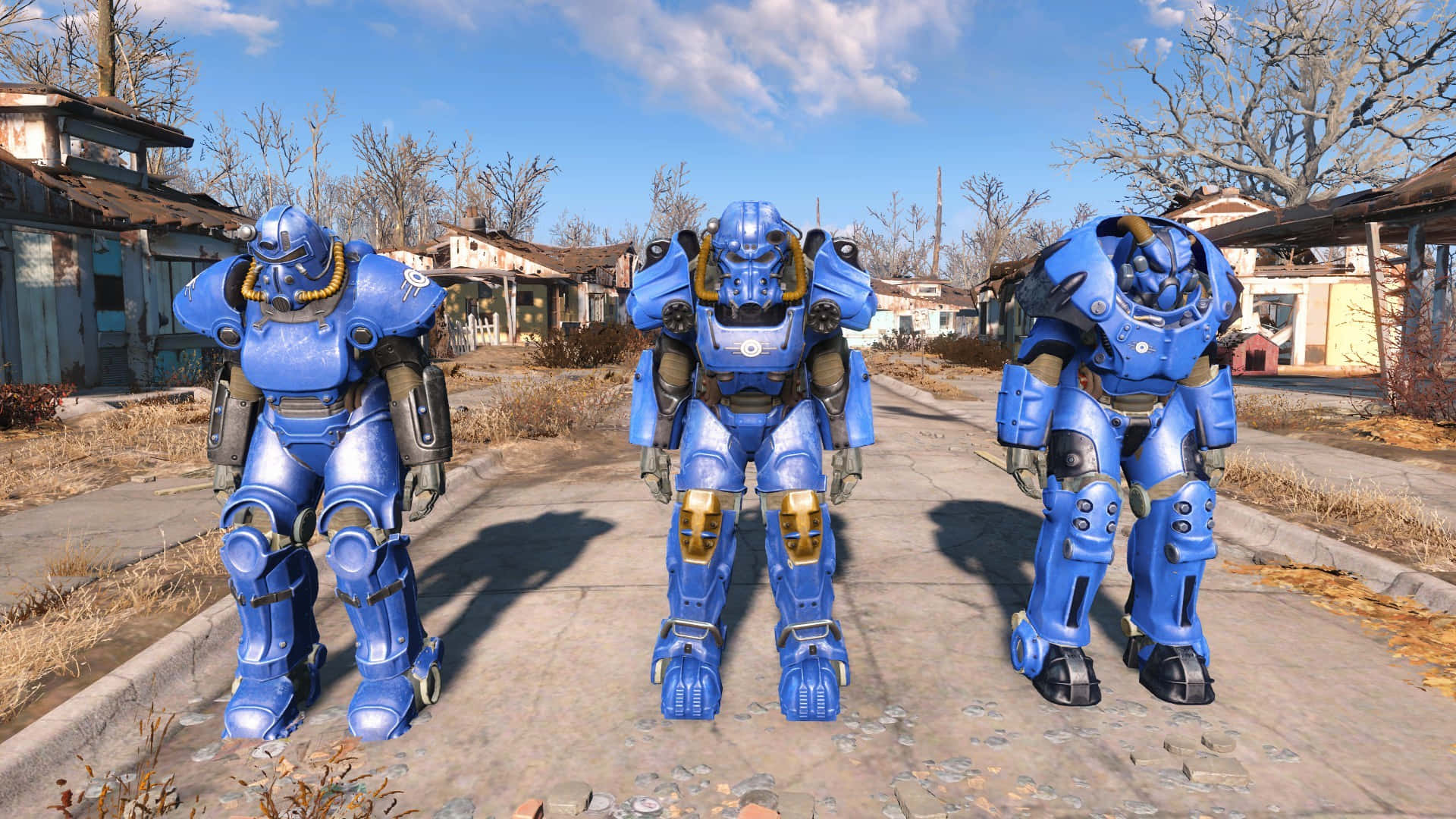 Fallout 4 Power Armor 桌布 壁紙 — 三套藍色動力裝甲並排站在一條裂開的道路上，周圍是廢棄的房屋，上方是明亮的藍天。