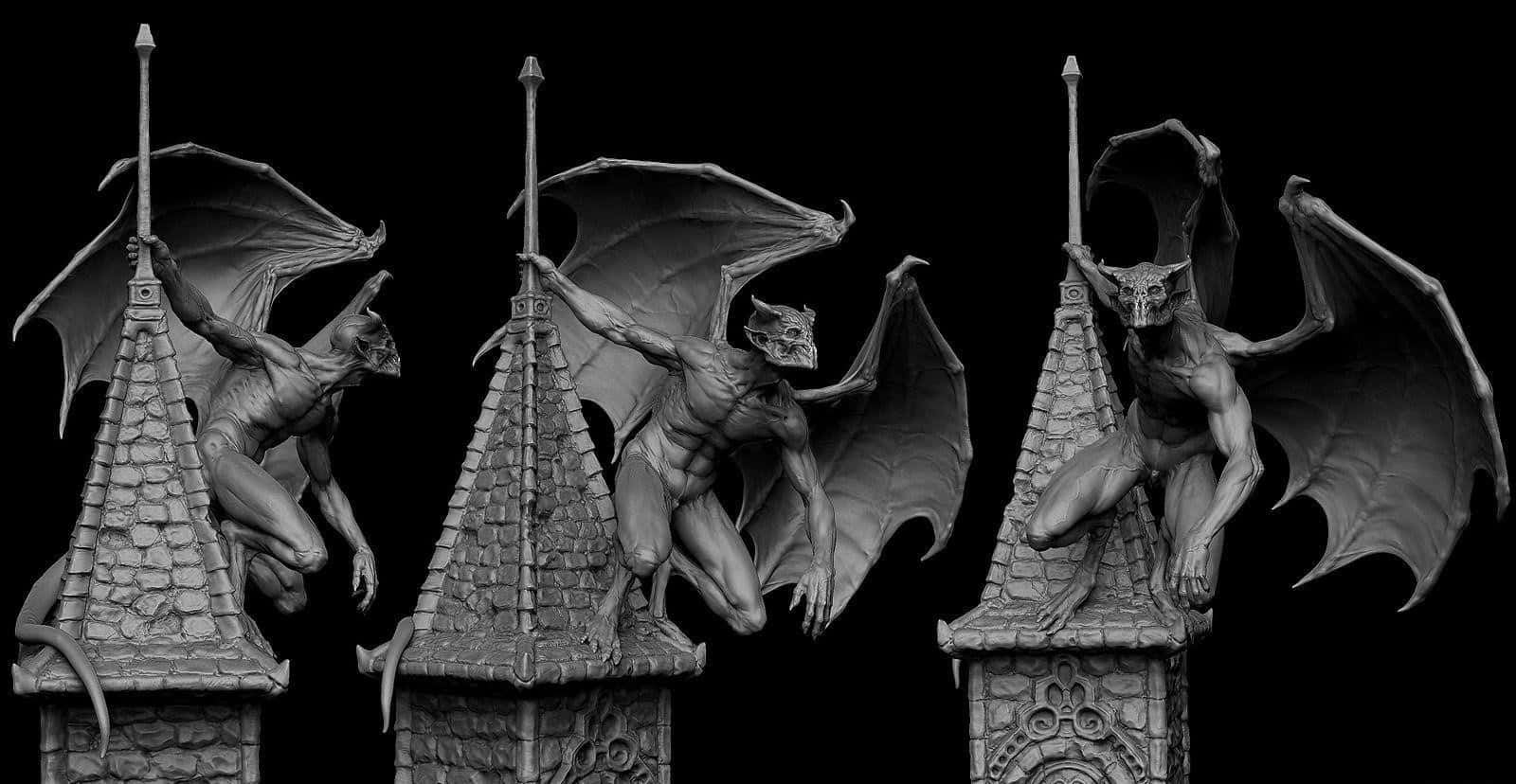 Gargoyle 桌布 壁紙 — 三尊細節豐富的石像鬼雕像，展開翅膀棲息在石尖塔上，背景為黑色。