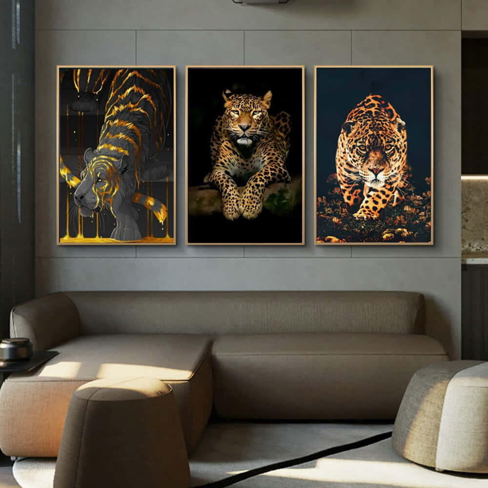 Leopard 桌布 壁紙 — 三幅裱框的老虎、豹子和美洲虎藝術品掛在現代簡約客廳的米色沙發上方。