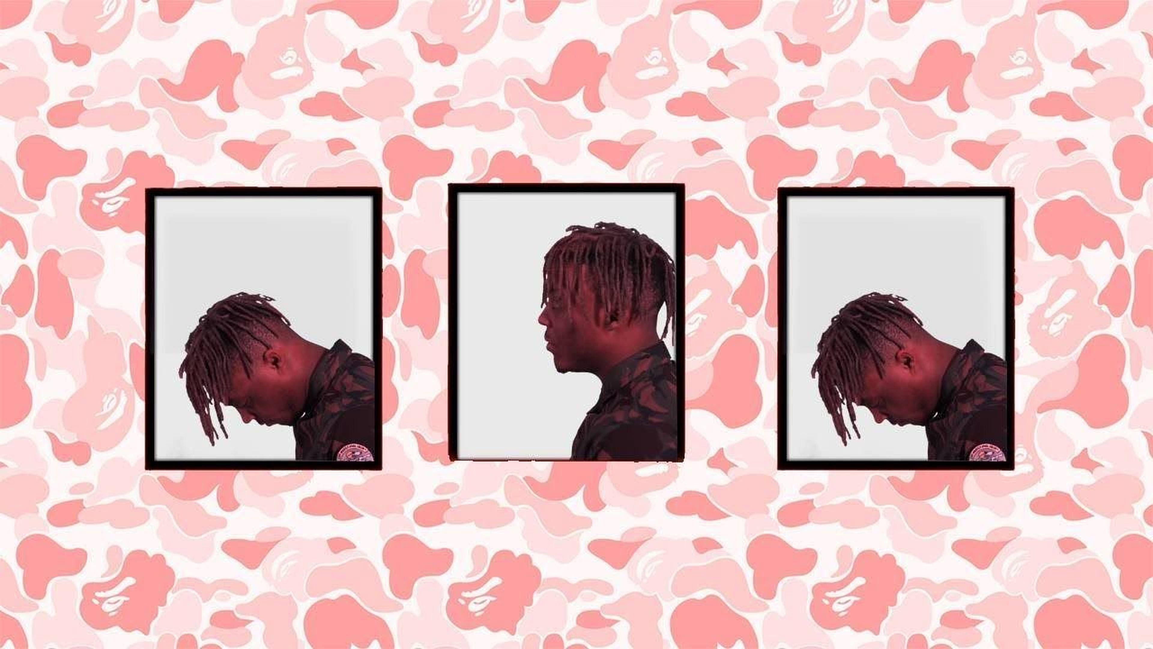 Juice Wrld Desktop 桌布 壁紙 — 三幅裱框肖像畫，描繪一名留著辮子的男子，背景為粉紅色抽象迷彩。