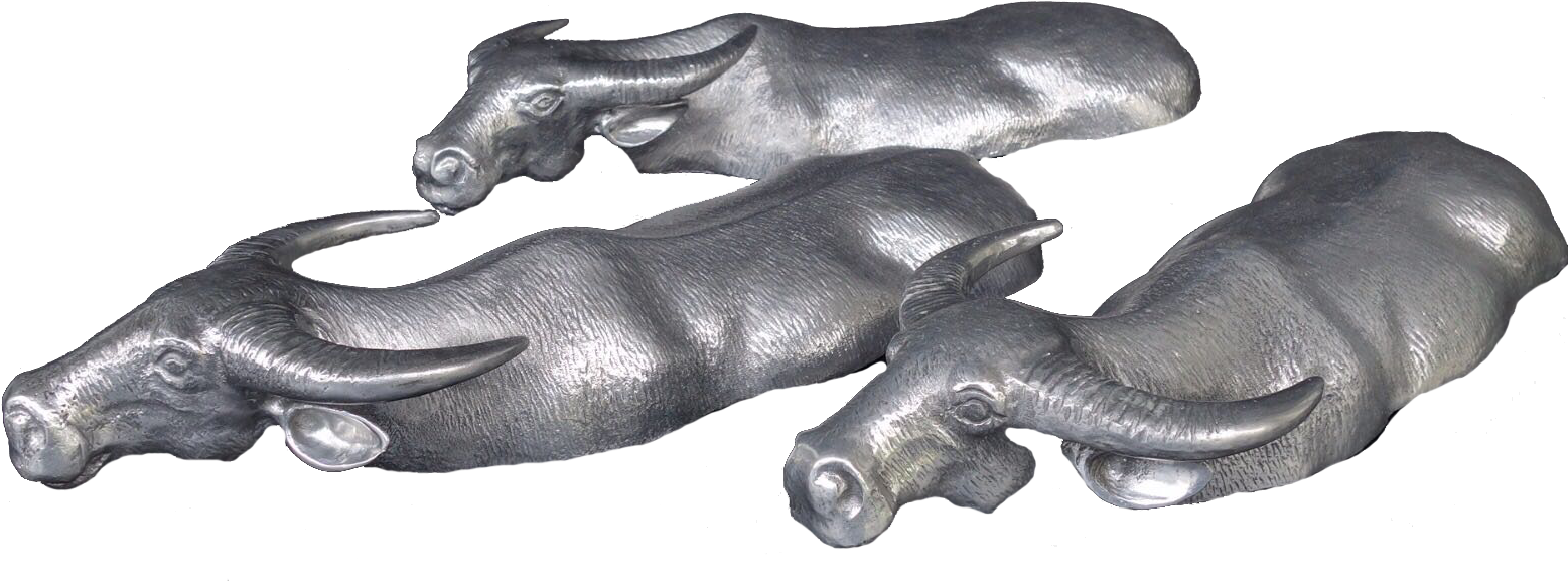 水牛 桌布 壁紙 — 三座金屬銀色水牛雕塑以對角線排列在鮮明的黑色背景上。