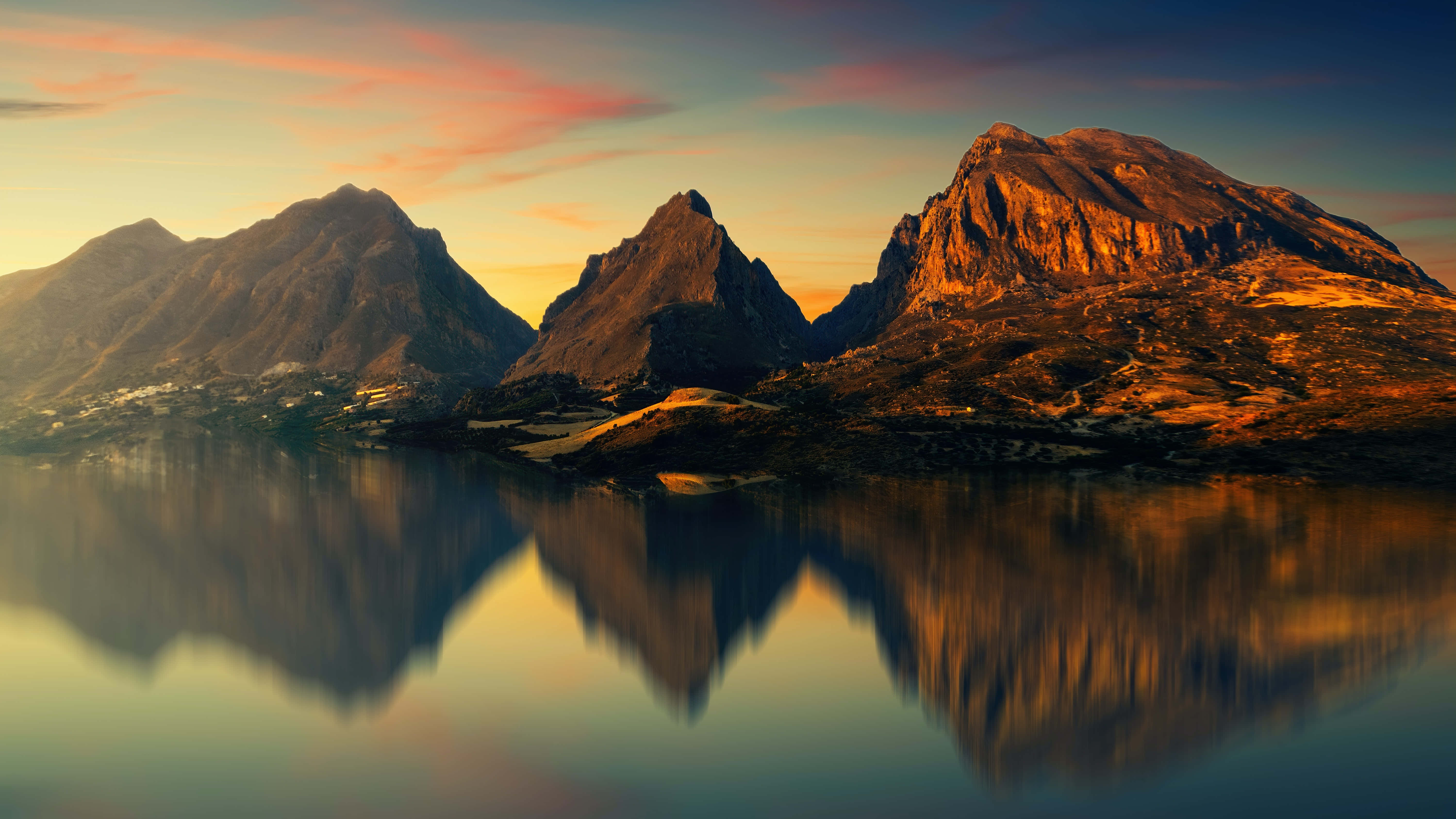 Mountain Scenery 桌布 壁紙 — 三座雄偉的山脈在溫暖的日落天空下完美地倒映在平靜的水面上。