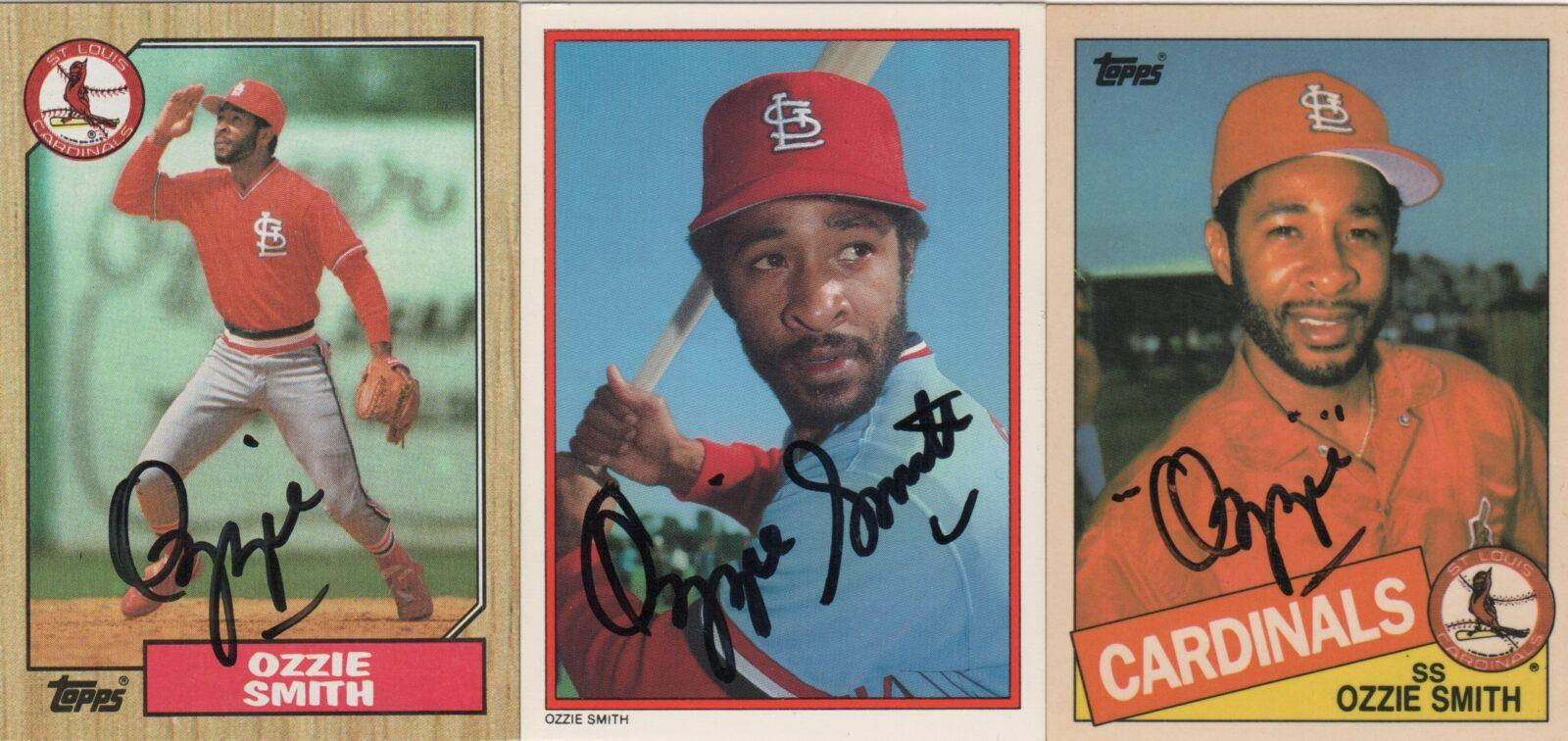 Ozzie Smith 桌布 壁紙 — 三張 Ozzie Smith 穿著聖路易紅雀隊球衣的復古 Topps 棒球卡，展示不同的姿勢和表情。