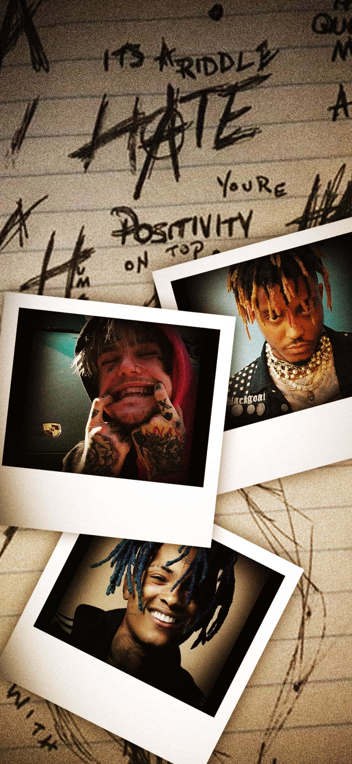 Xxxtentacion And Juice Wrld 桌布 壁紙 — 三張Lil Peep和Lil Uzi Vert的拍立得照片疊加在佈滿塗鴉風格文字的橫線筆記本紙上。