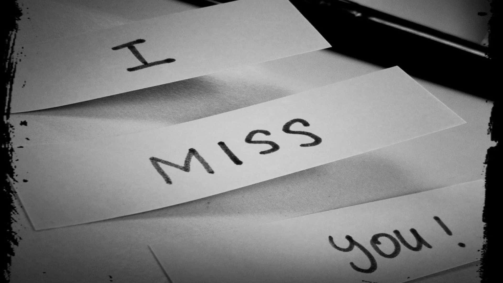 我想你 桌布 壁紙 — 三張手寫便條，用黑色墨水在紙上拼出「I Miss You!」，旁邊有一支筆，並以破舊邊框框住。