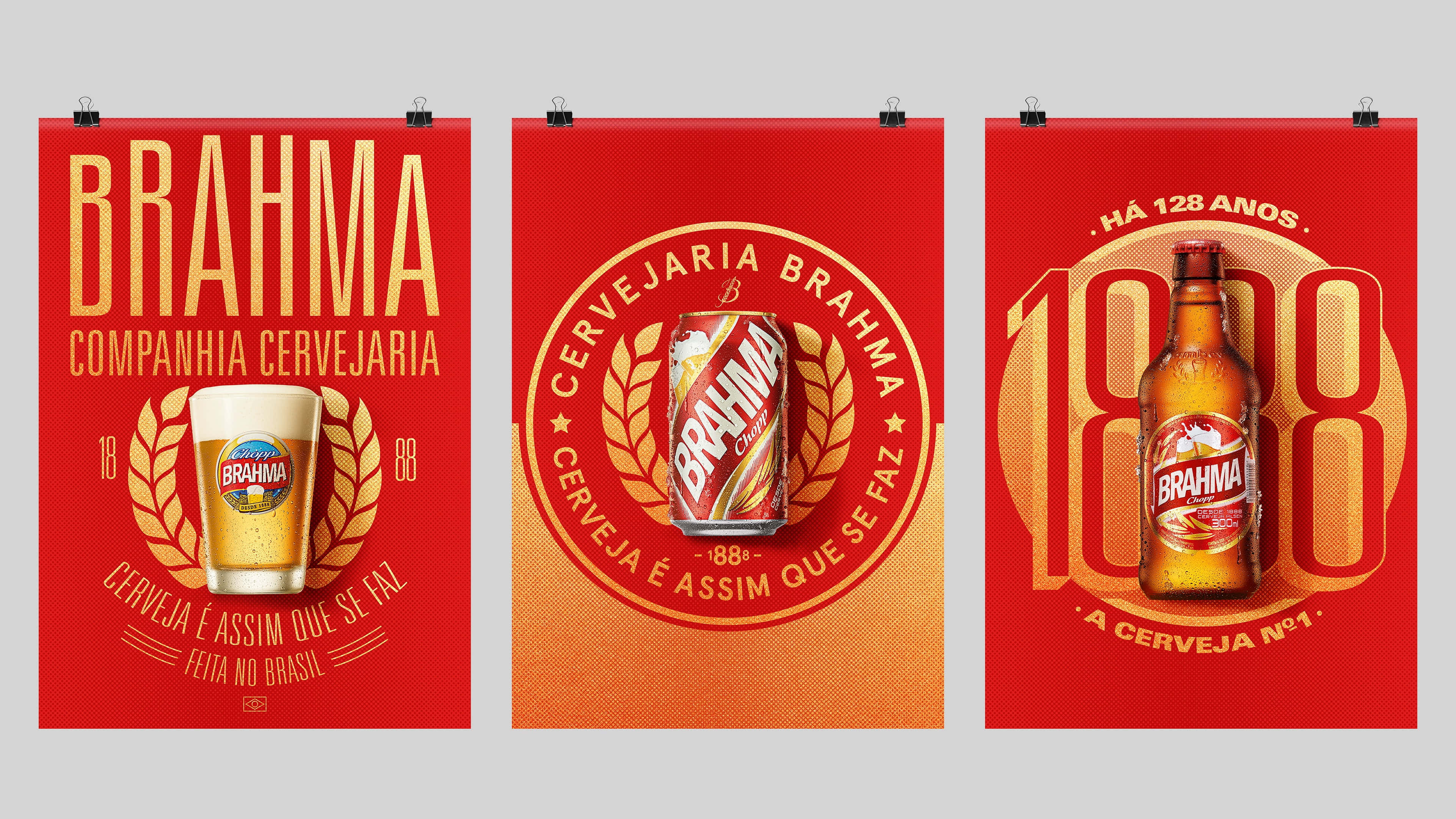 Drink 桌布 壁紙 — 三張鮮豔的紅色海報展示 Brahma 啤酒品牌，玻璃罐和瓶子的圖像置於有紋理的背景上。