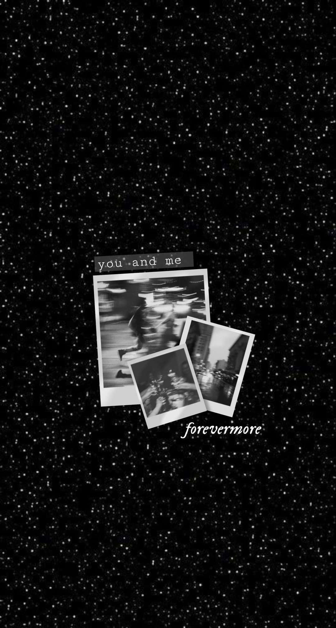 Taylor Swift Lyrics 桌布 壁紙 — 三張黑白拍立得照片在星空夜空中漂浮，上面寫著 you and me forevermore。