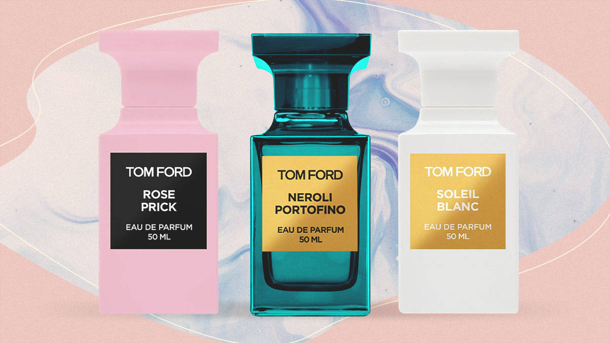 粉紅色系 桌布 壁紙 — 三支Tom Ford香水瓶，分別為粉紅色、藍綠色和白色，立在柔和的粉藍色大理石紋背景前。