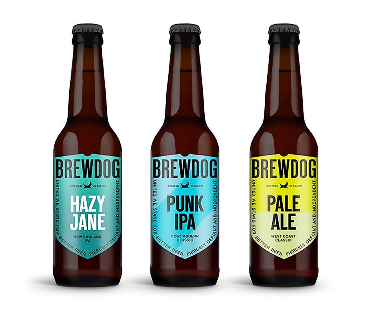 Drink 桌布 壁紙 — 三支琥珀色啤酒瓶帶有色彩繽紛的BrewDog標籤，整齊排列在潔白背景前。