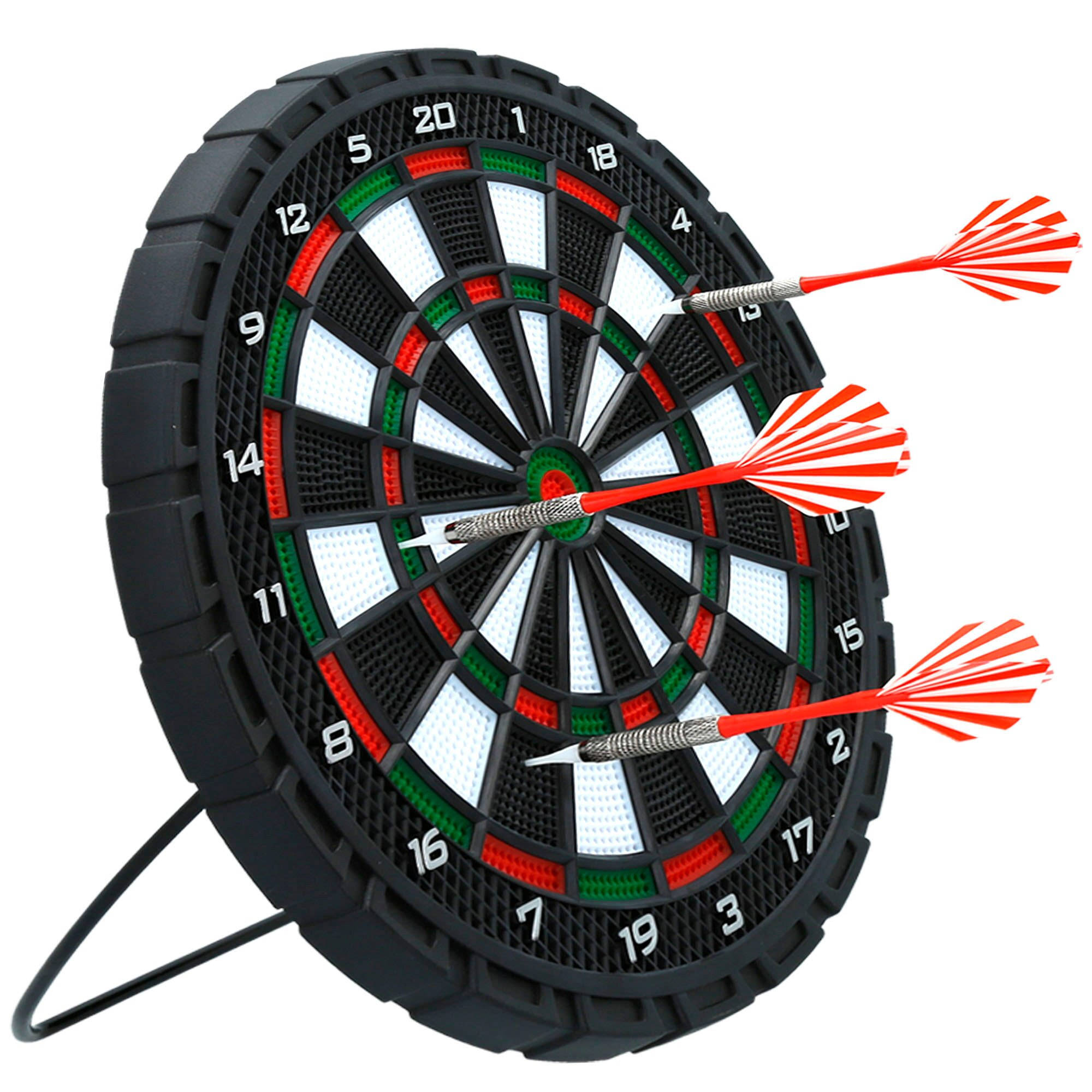 darts 桌布 壁紙 — 三支紅頭飛鏢刺穿一個黑色飛鏢靶，靶上有綠色、紅色和白色區域，背景為純白色。