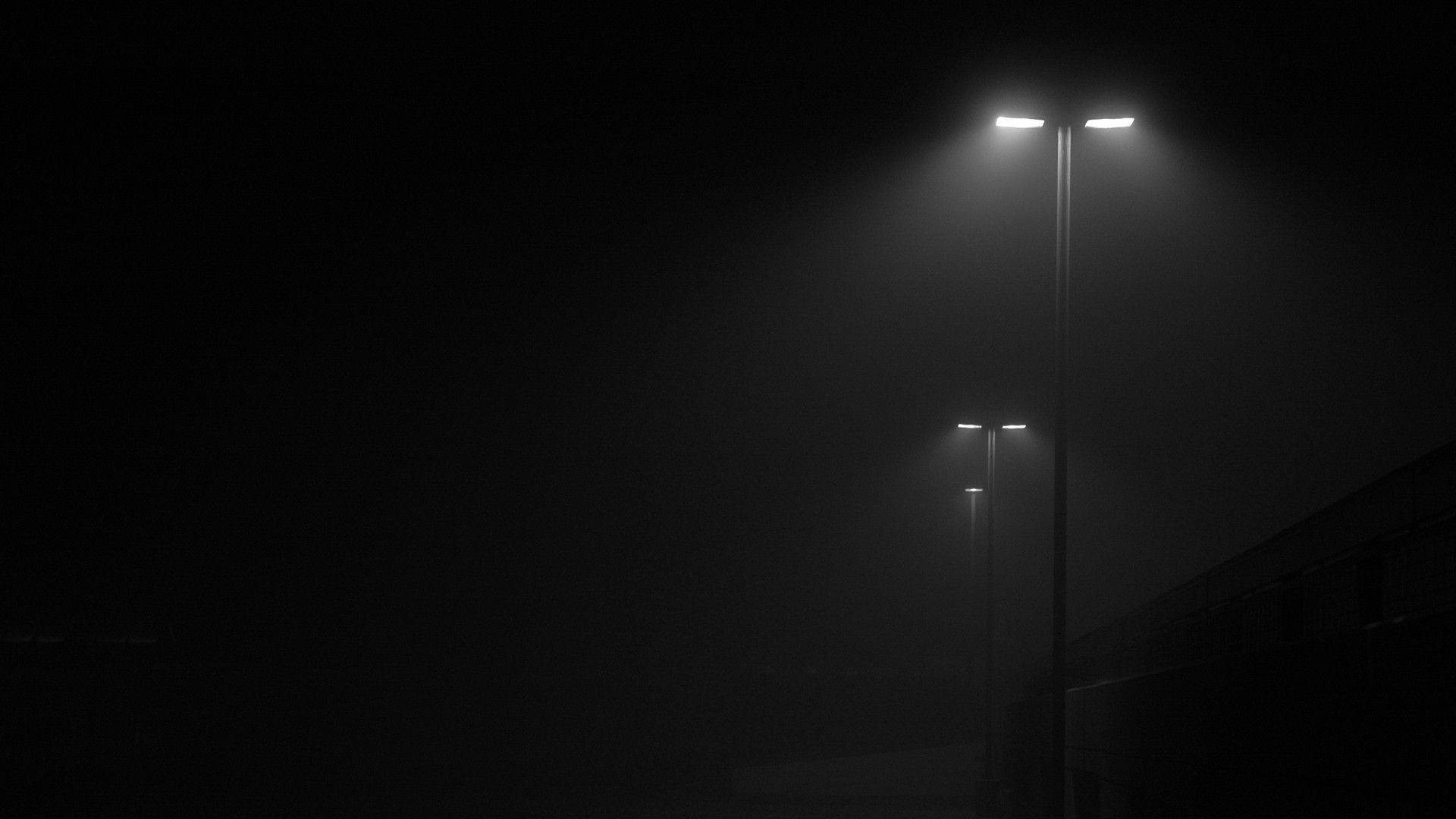 黑夜 桌布 壁紙 — 三支街燈在夜間穿透濃霧，將刺眼的白光射入黑暗之中。