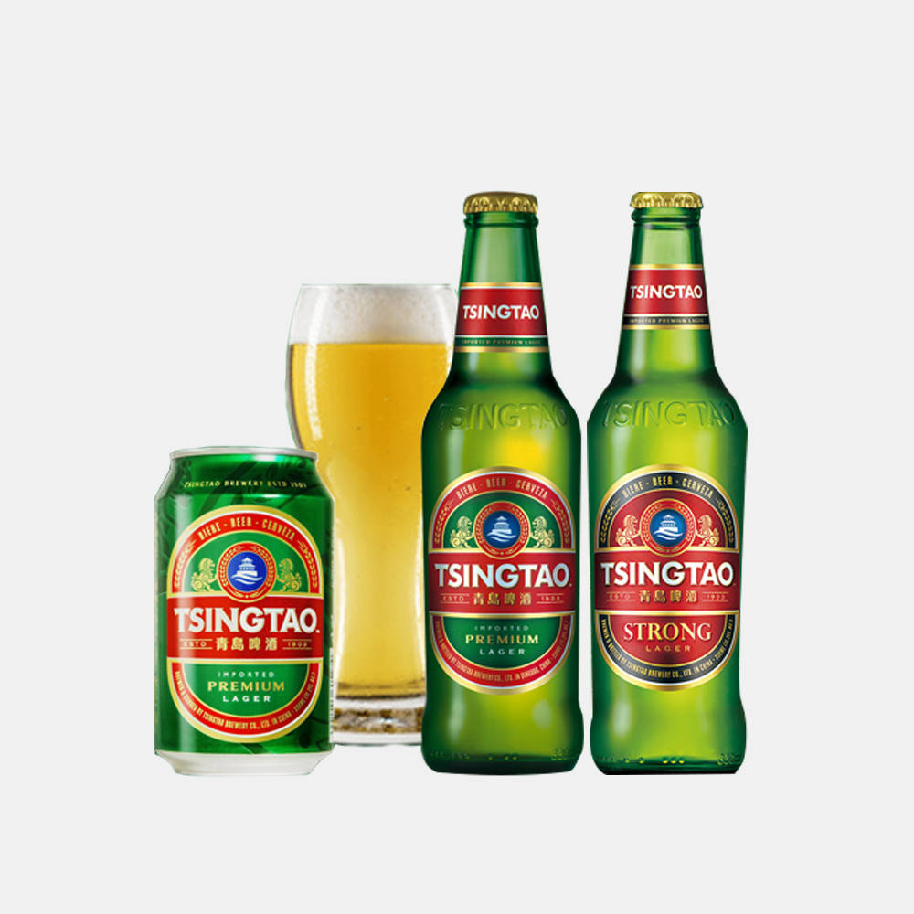 Beer Bottle 桌布 壁紙 — 三支青島啤酒瓶和一個罐，旁邊有一個裝滿的玻璃杯，在純白色背景上。