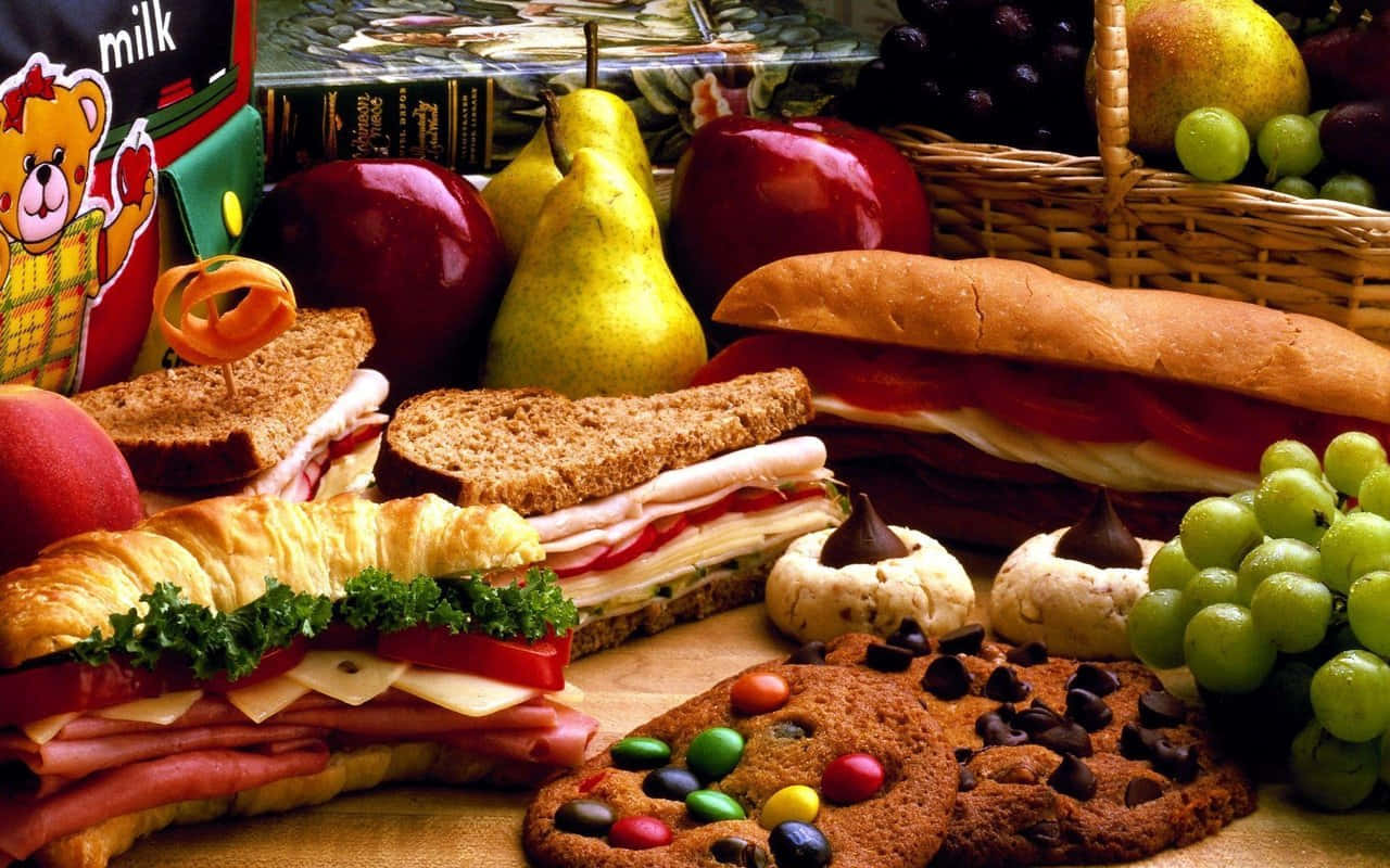 HD Food 桌布 壁紙 — 三明治、可頌、餅乾和新鮮水果色彩繽紛地擺放在木質表面上，令人垂涎。