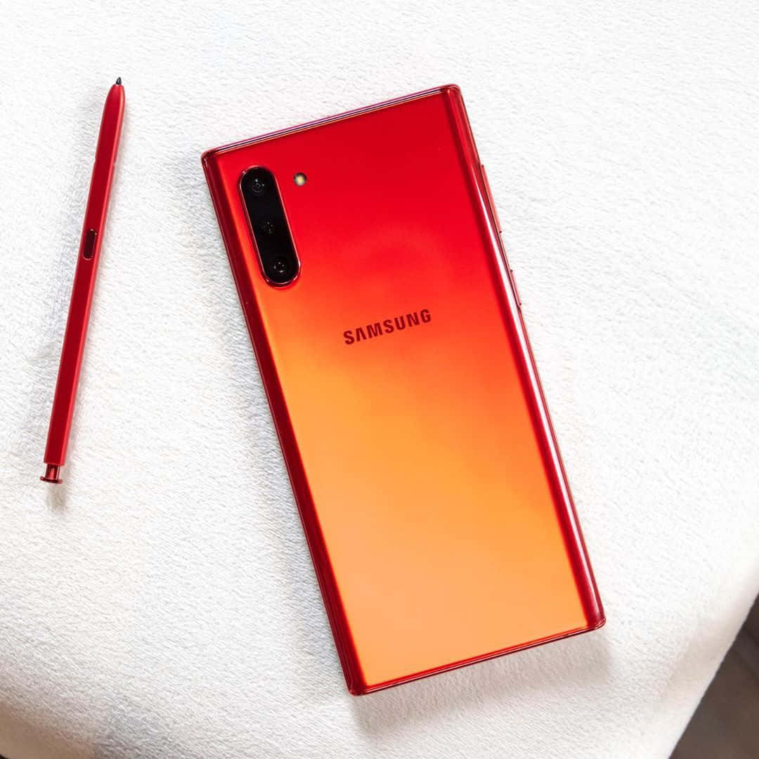 三星Galaxy Note 10 紅色搭配一支觸控筆 壁紙