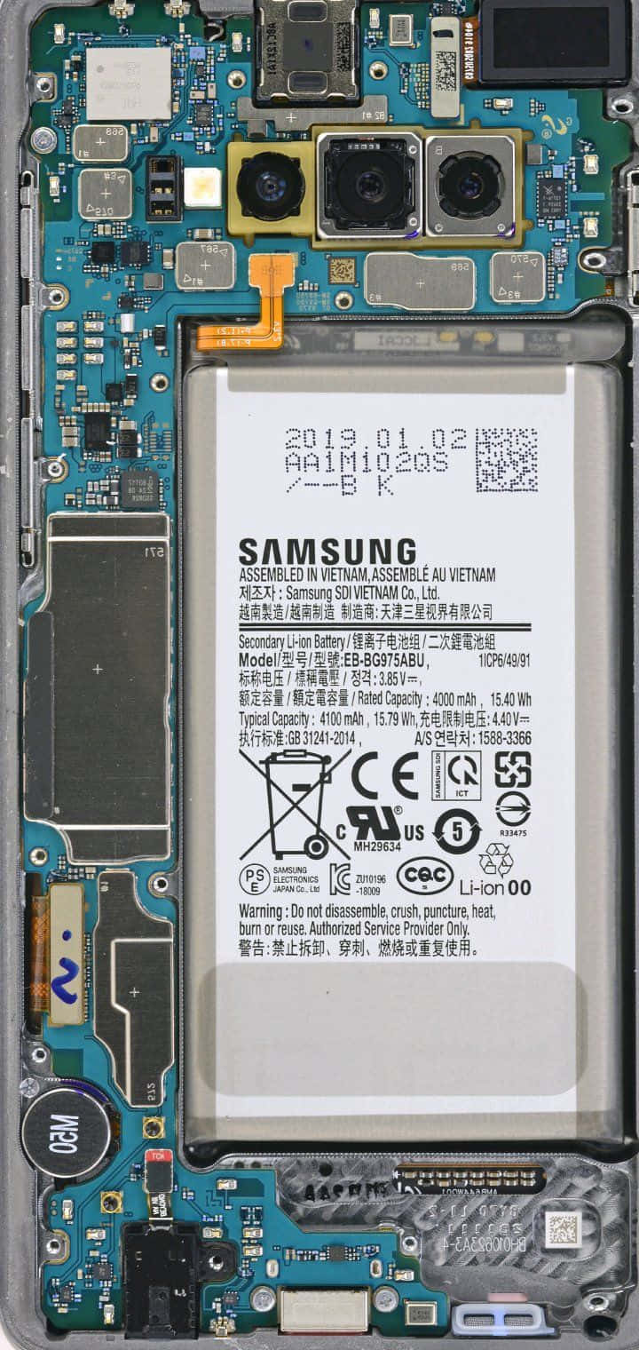 Inside iPhone 桌布 壁紙 — 三星智慧型手機拆解特寫，揭示其內部電路板、電池和相機模組。
