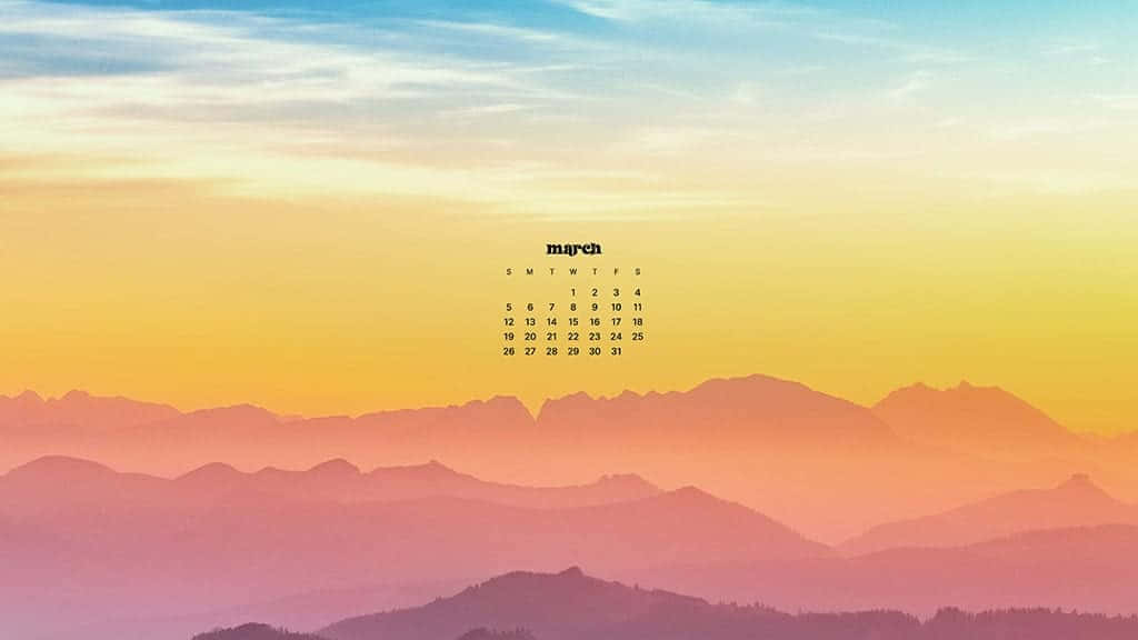 March Desktop 桌布 壁紙 — 三月的日曆漂浮在層層疊疊的山脈之上，沐浴在橙色、粉紅色和藍色的溫暖日落色調中。