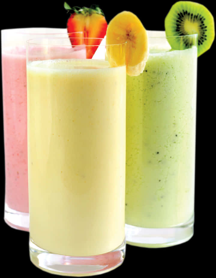 Fruit Juice 桌布 壁紙 — 三杯充滿活力的冰沙，裝在高腳杯中，飾以草莓、香蕉和奇異果，背景為 stark 黑色。