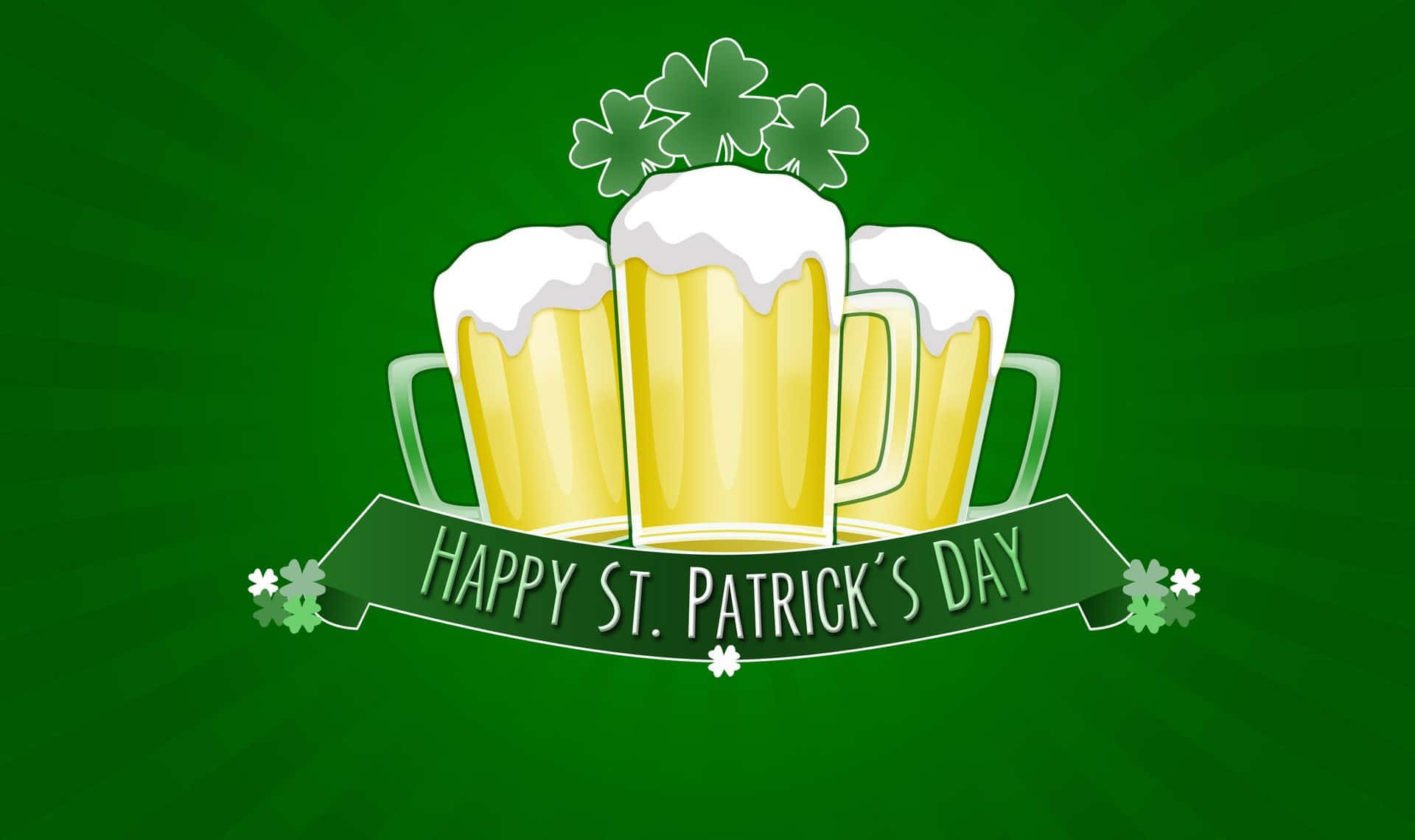 Saint Patricks Day 桌布 壁紙 — 三杯泡沫啤酒杯，上面有酢漿草，還有一條寫著 Happy St. Patrick's Day 的橫幅，背景是明亮的綠色。