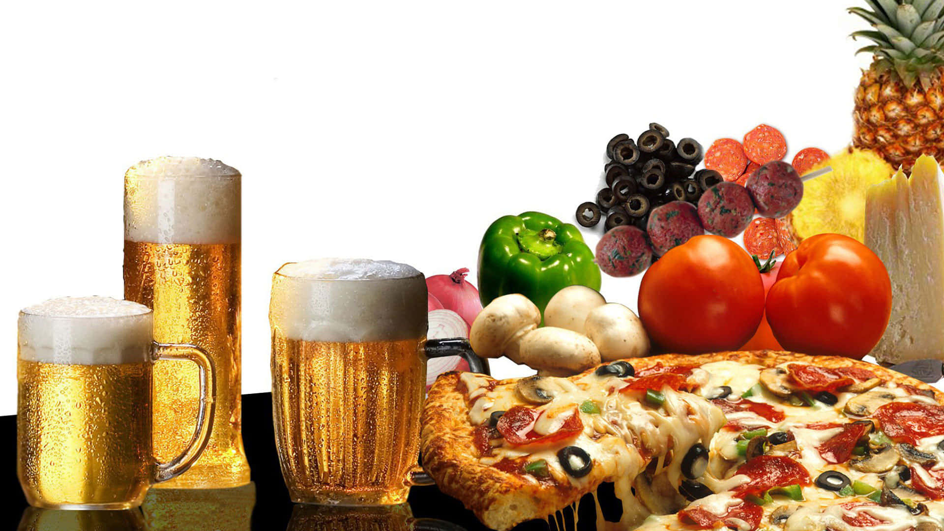 Food And Beverage 桌布 壁紙 — 三杯泡沫啤酒杯放在一塊起司披薩旁邊，披薩上有義大利辣香腸、橄欖和青椒，周圍是新鮮農產品和起司。