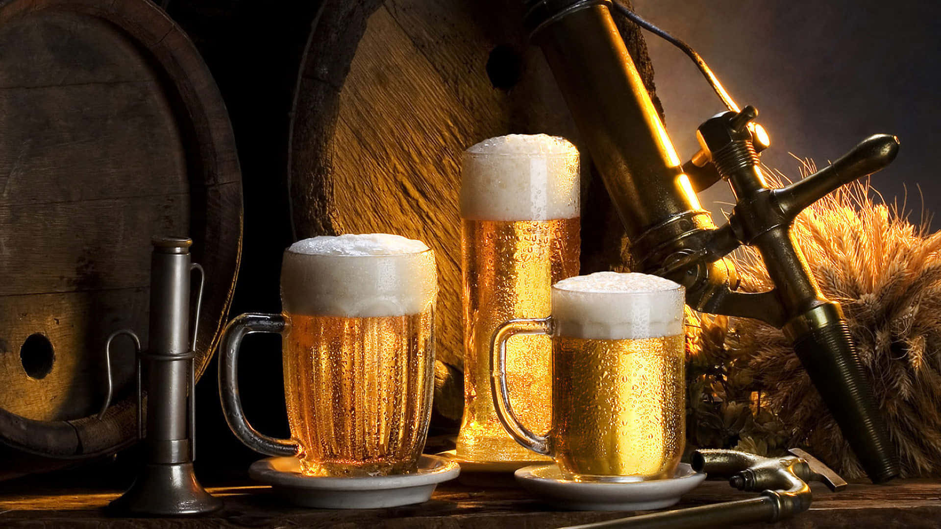 Beer 桌布 壁紙 — 三杯泡沫金黃啤酒放在木桶和復古水龍頭旁邊，溫暖質樸的燈光下。